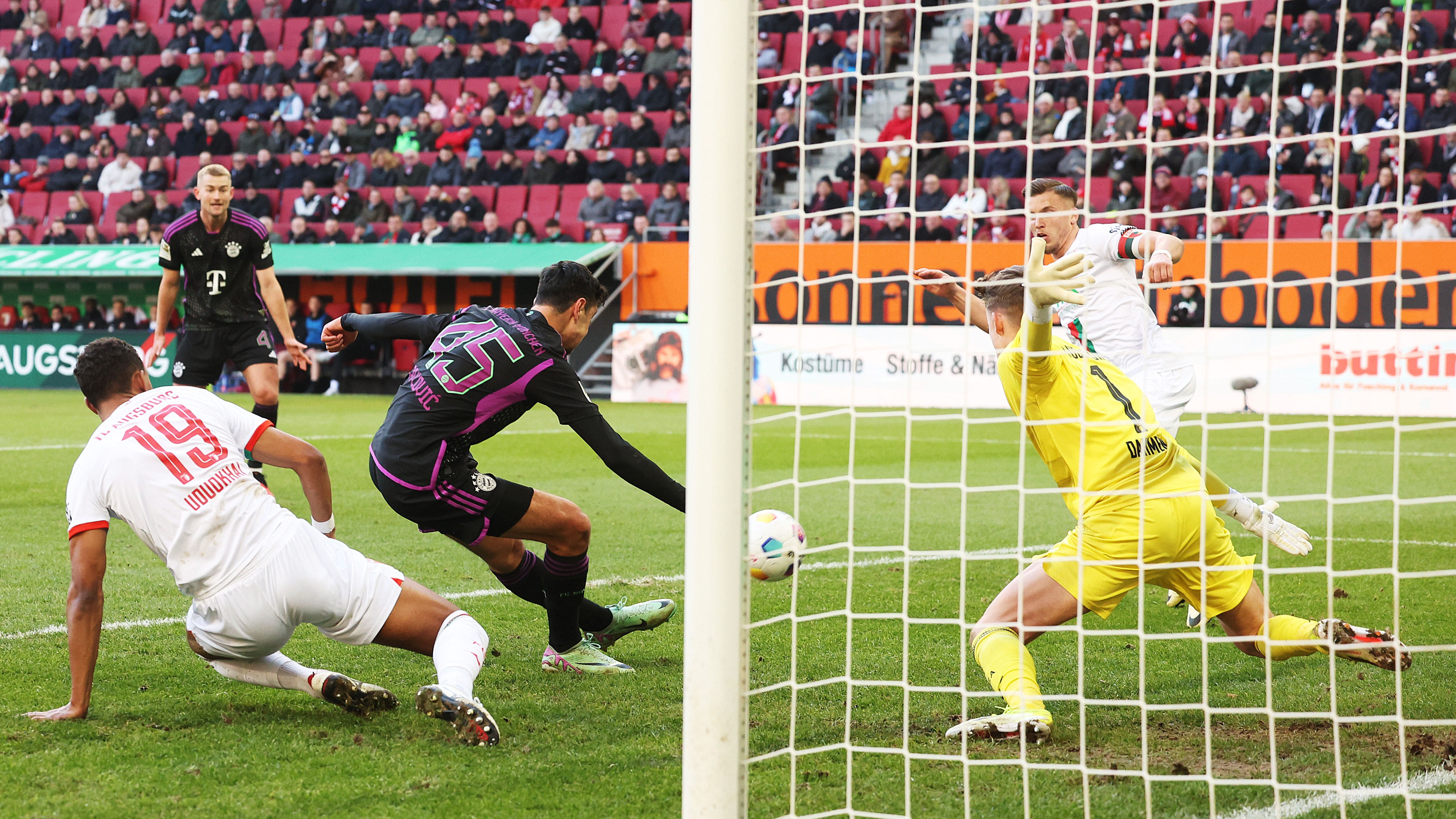 Aleksandar Pavlović, del FC Bayern, en el partido como visitante ante el FC Augsburg.