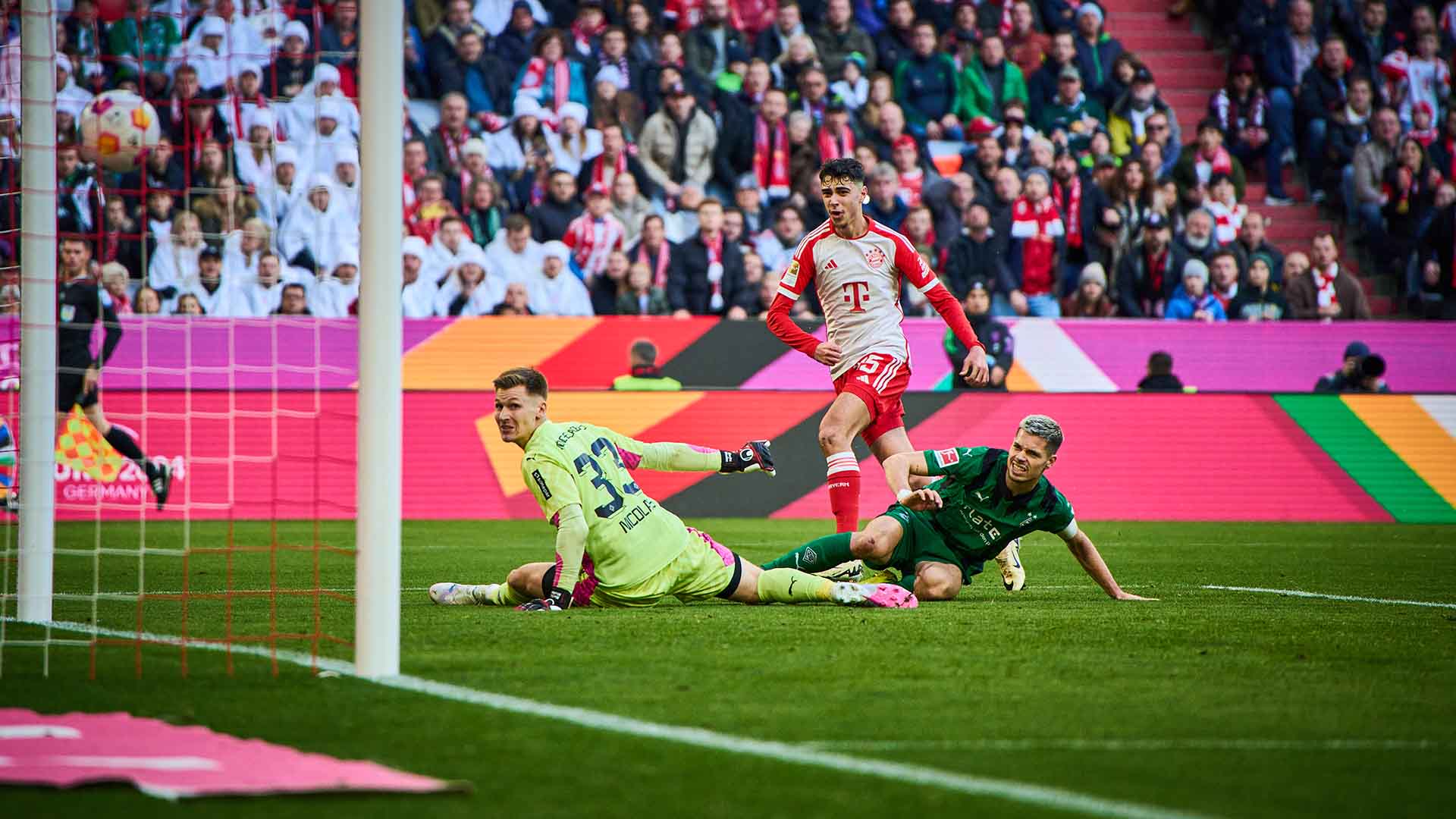 Aleksandar Pavlović, del FC Bayern, en casa contra el Borussia Mönchengladbach.