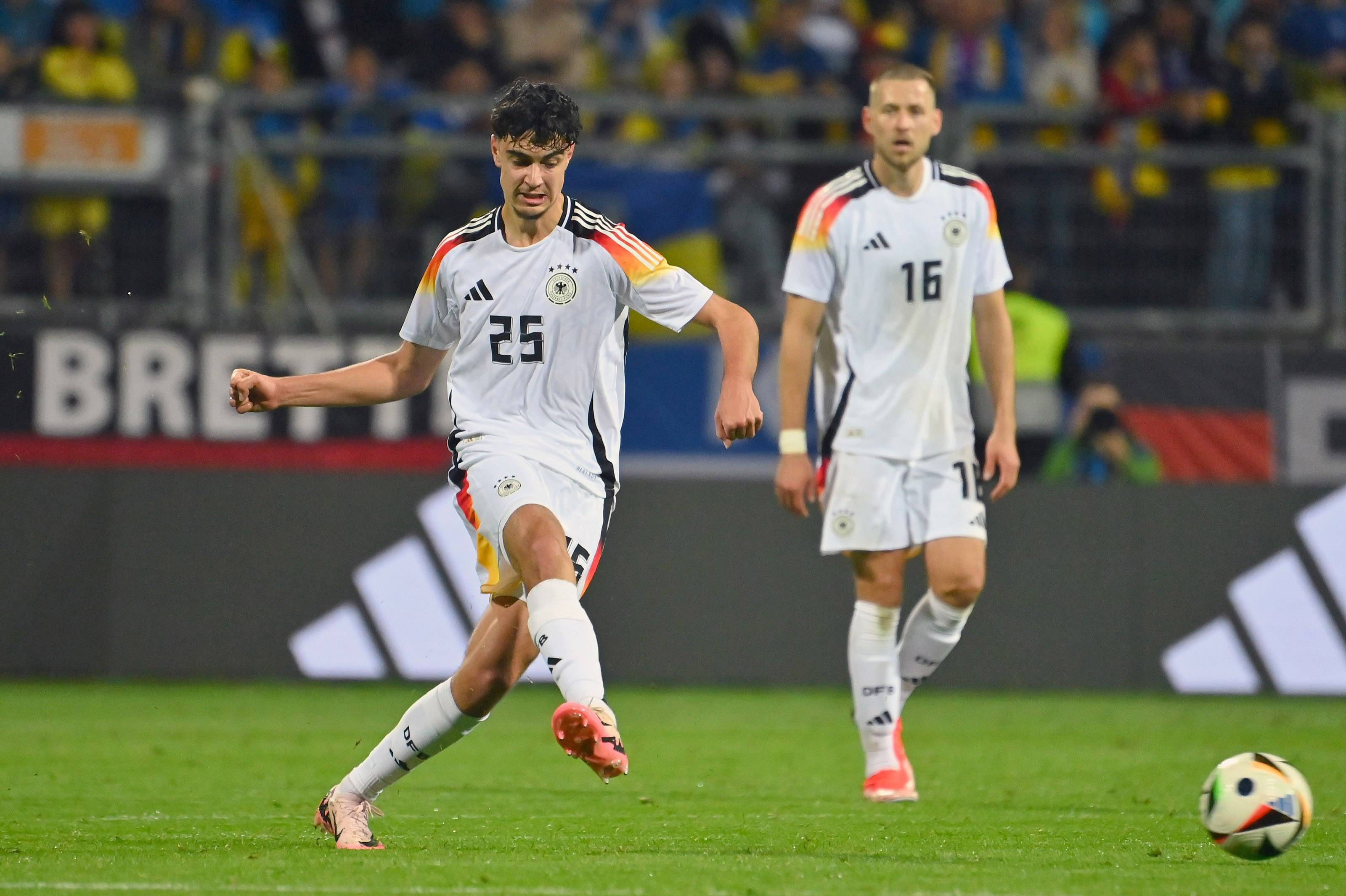 Un logro en un año repleto de estrenos: Aleksandar Pavlović debutó con Alemania en el amistoso contra Ucrania.