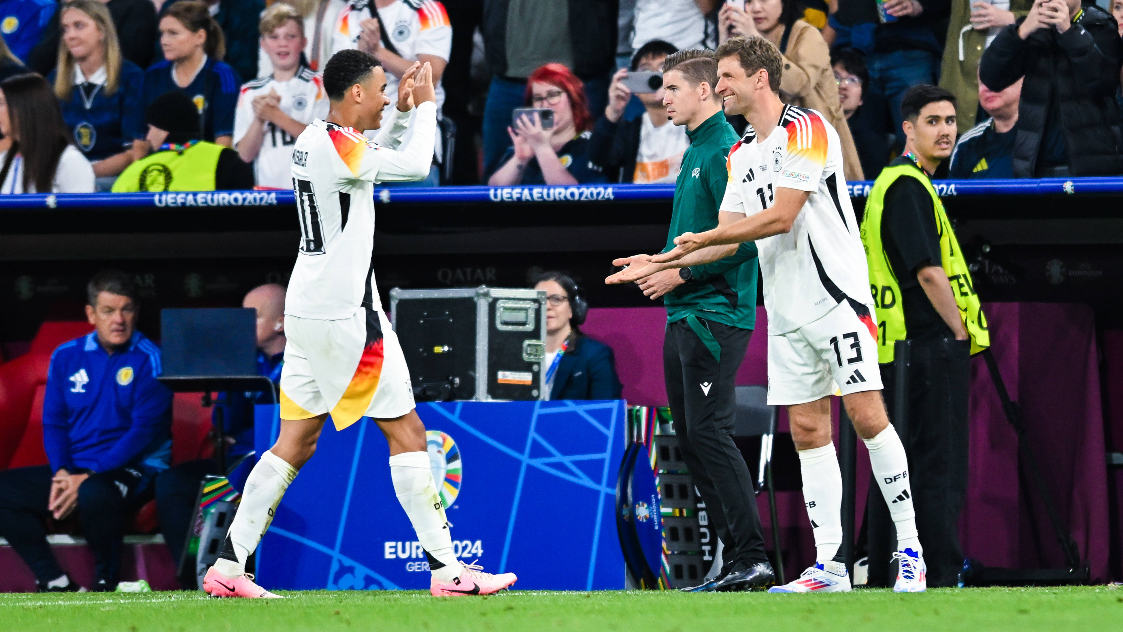 Jamal Musiala und Thomas Müller im Spiel zwischen Deutschland und Schottland