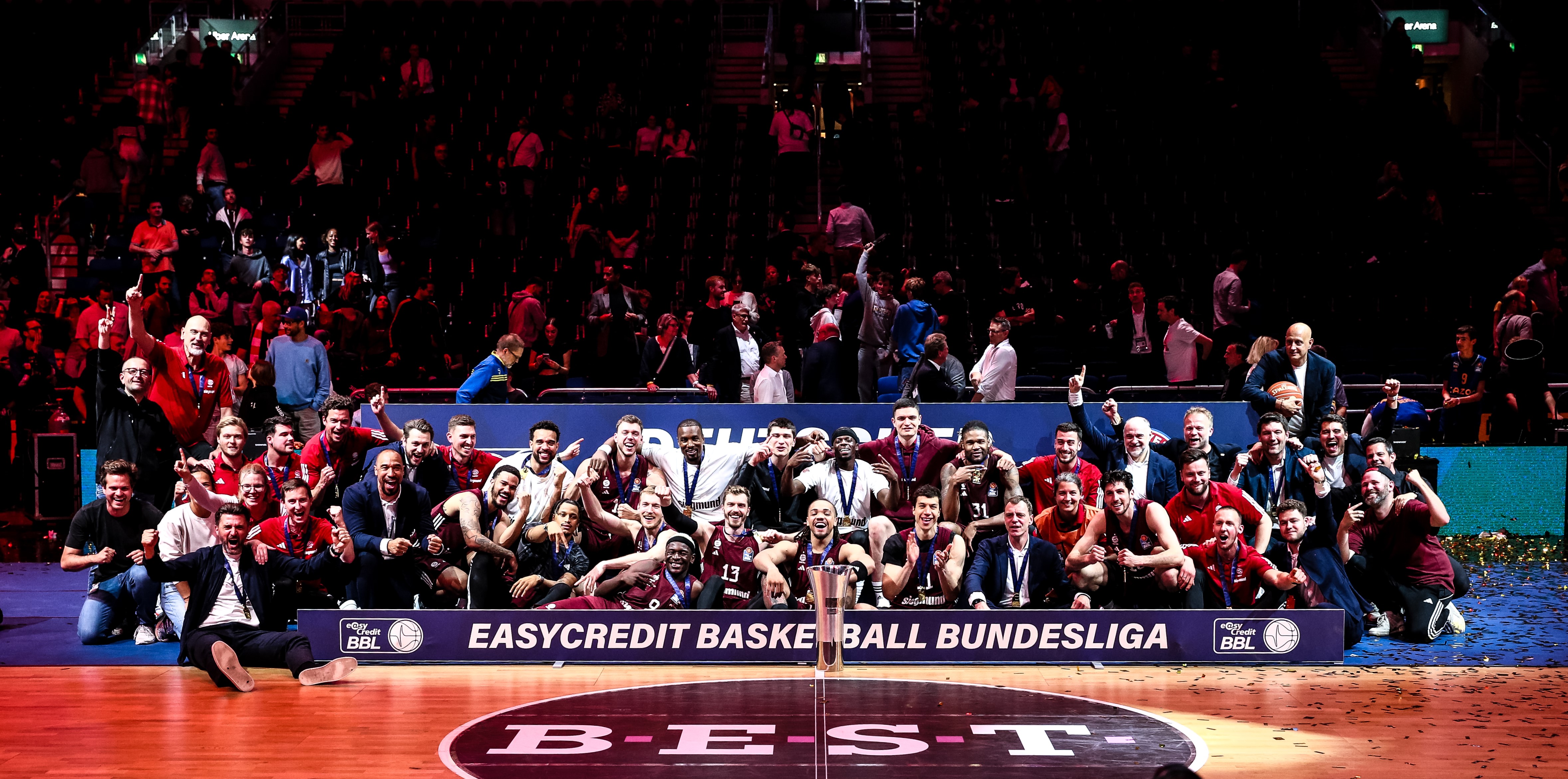 Die Bayern Basketballer als Deutscher Meister 2024