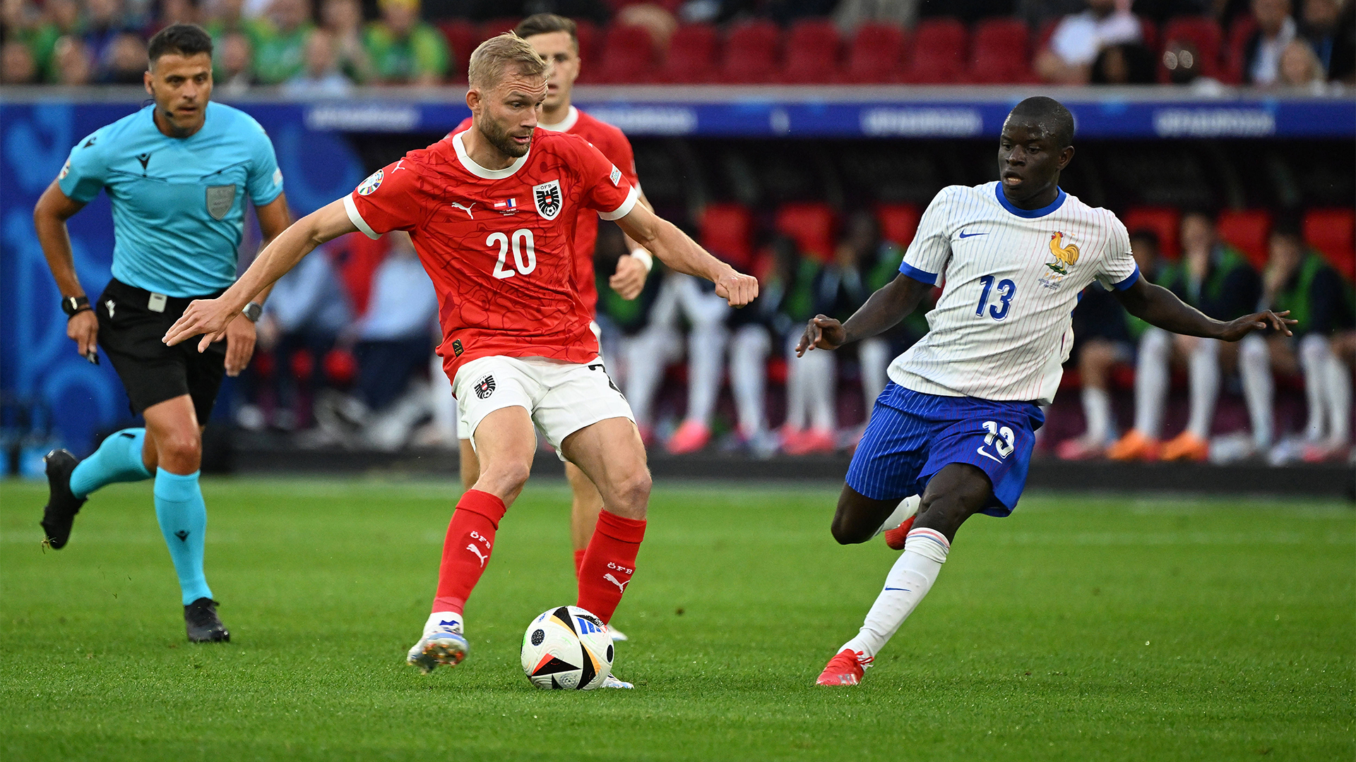 Konrad Laimer am Ball und im Zweikampf gegen N’Golo Kanté im EM-Spiel der Österreicher gegen Frankreich.