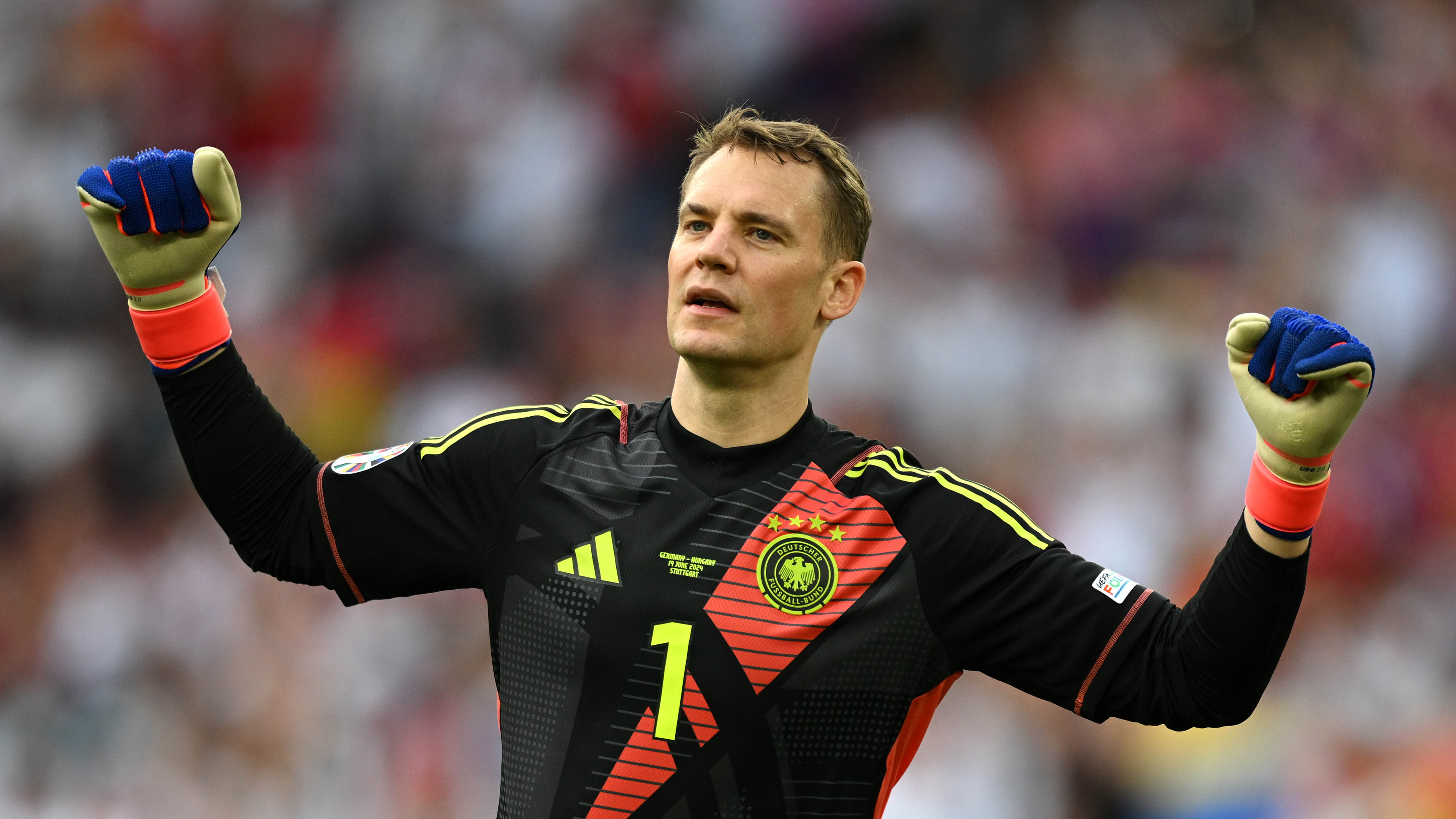 Manuel Neuer jubelt für Deutschland gegen Ungarn.