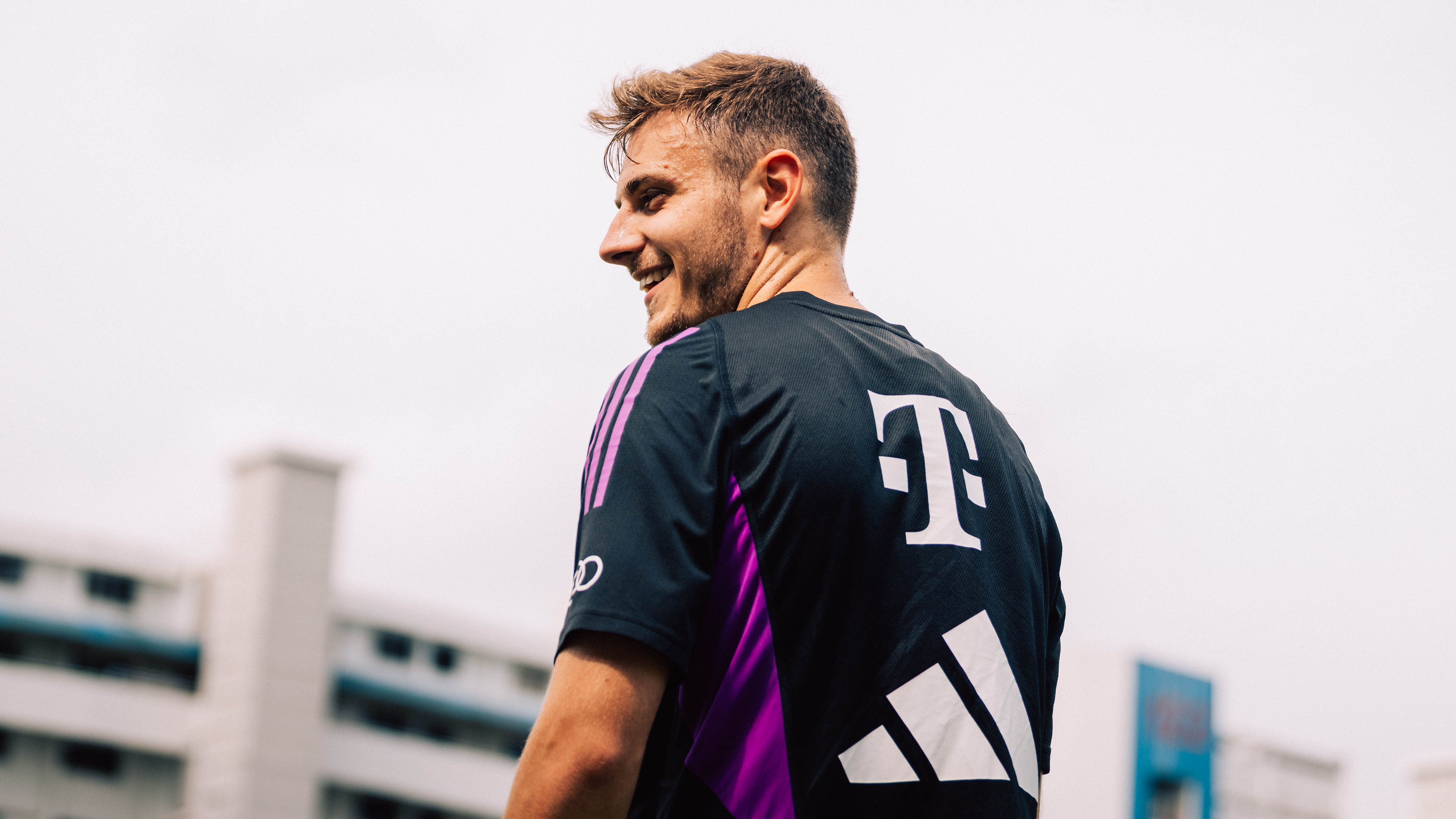 Josip Stanišić laughs in FC Bayern training at Säbener Straße.