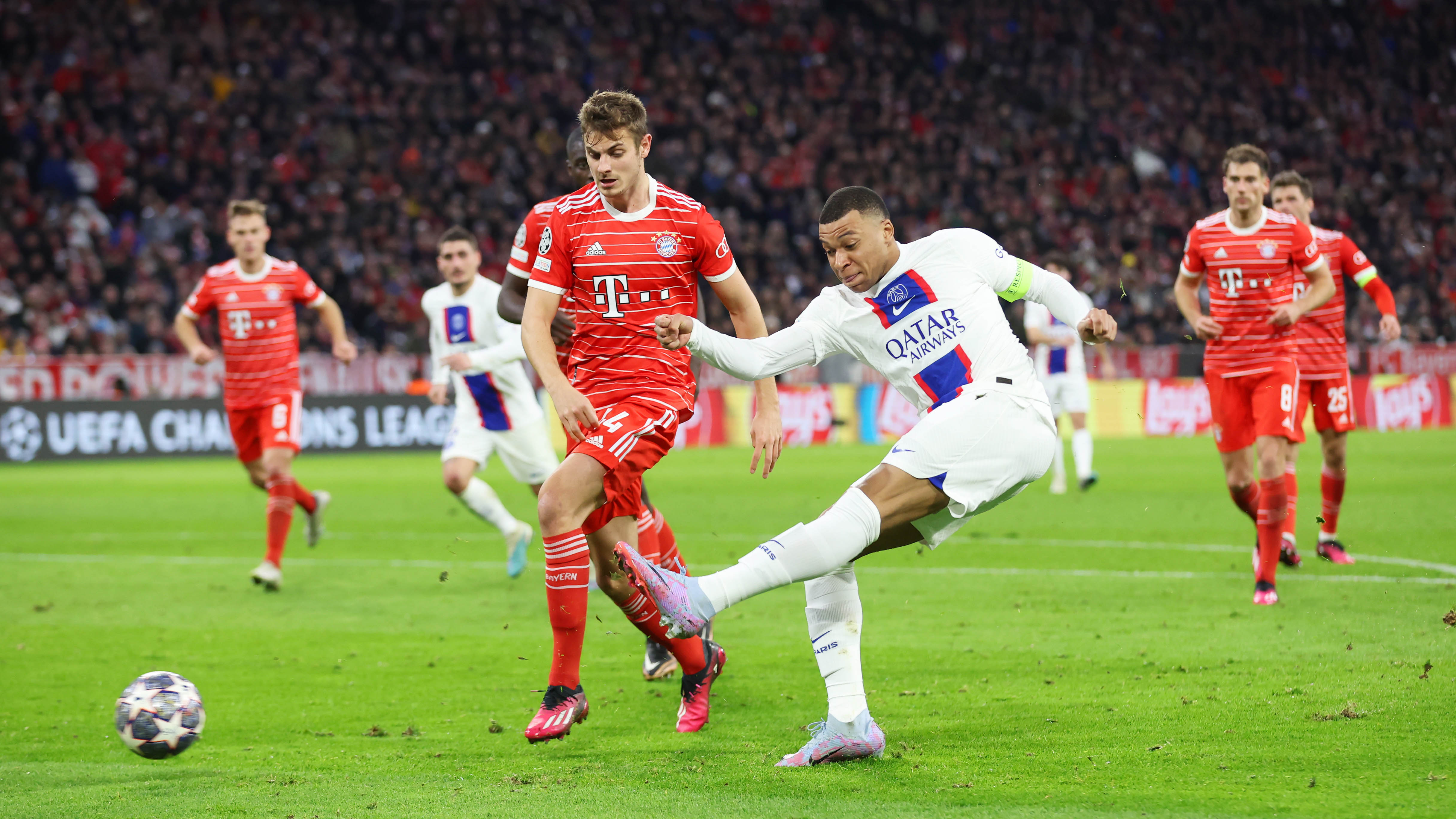 Josip Stanišić in the Champions League in a duel with Kylian Mbappé of Paris Saint-Germain.