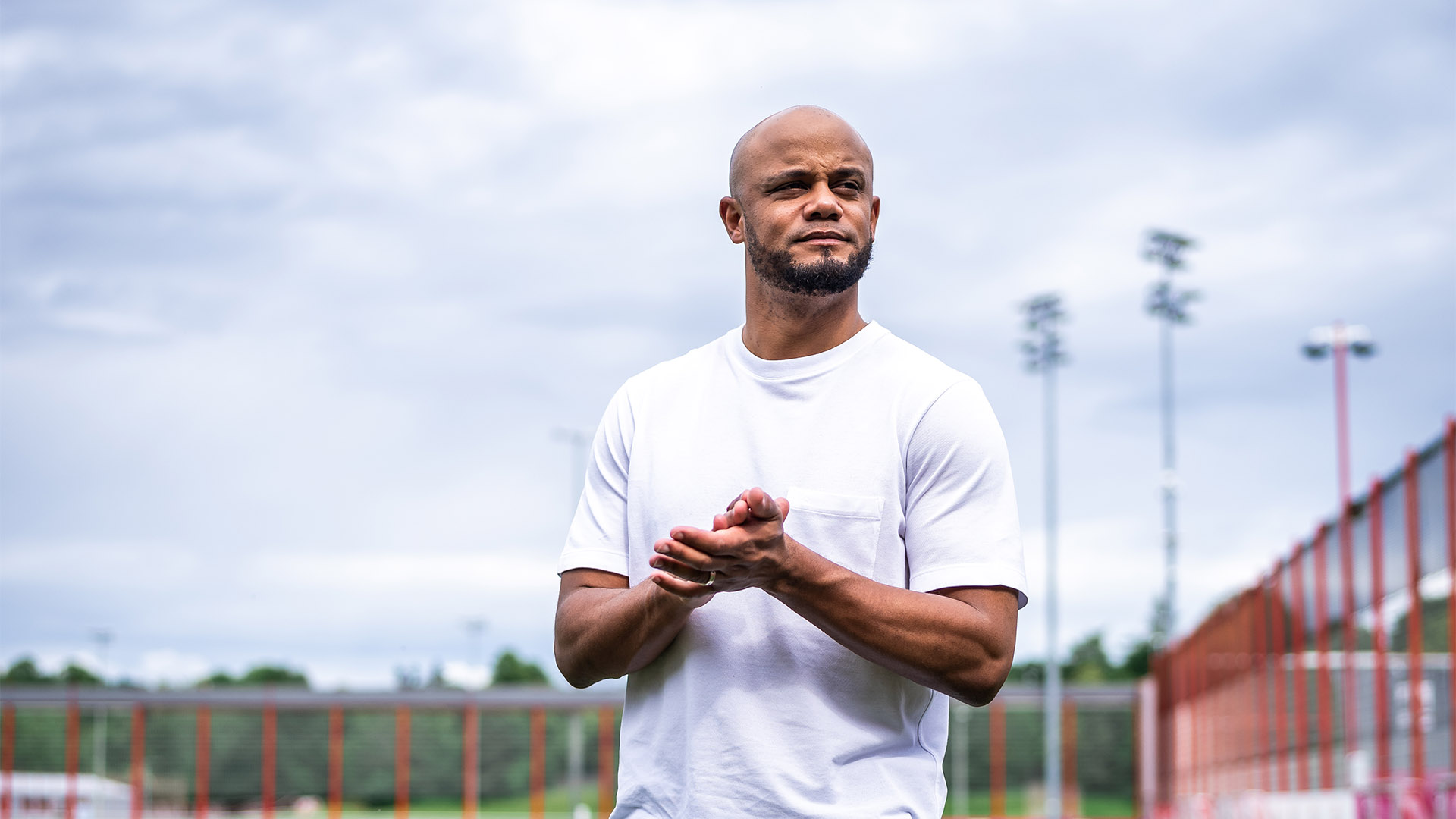 Der neue FC Bayern-Trainer Vincent Kompany auf dem Trainingsgelände an der Säbener Straße.