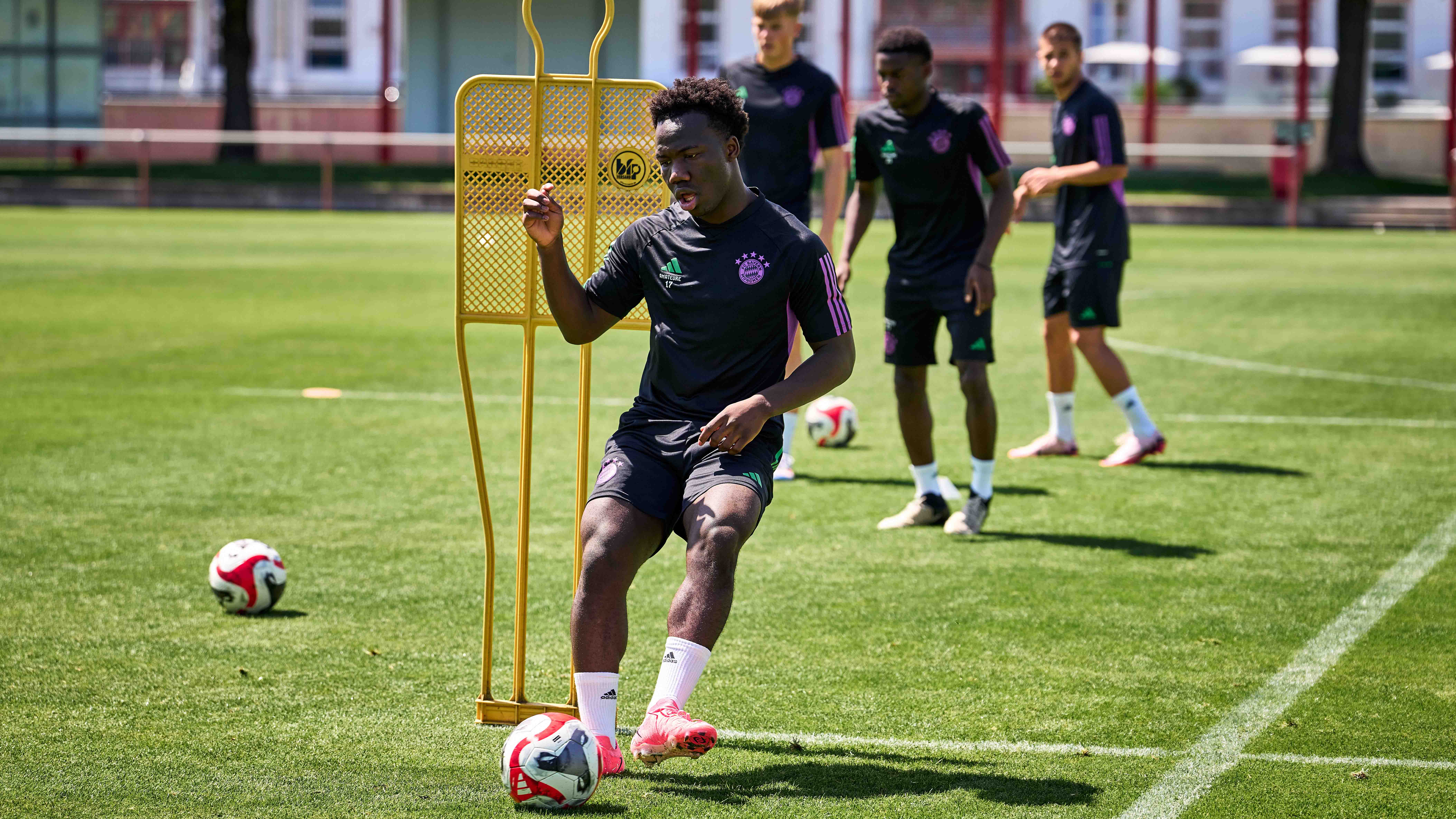 Nestory Irankunda im Training der FC Bayern Amateure.