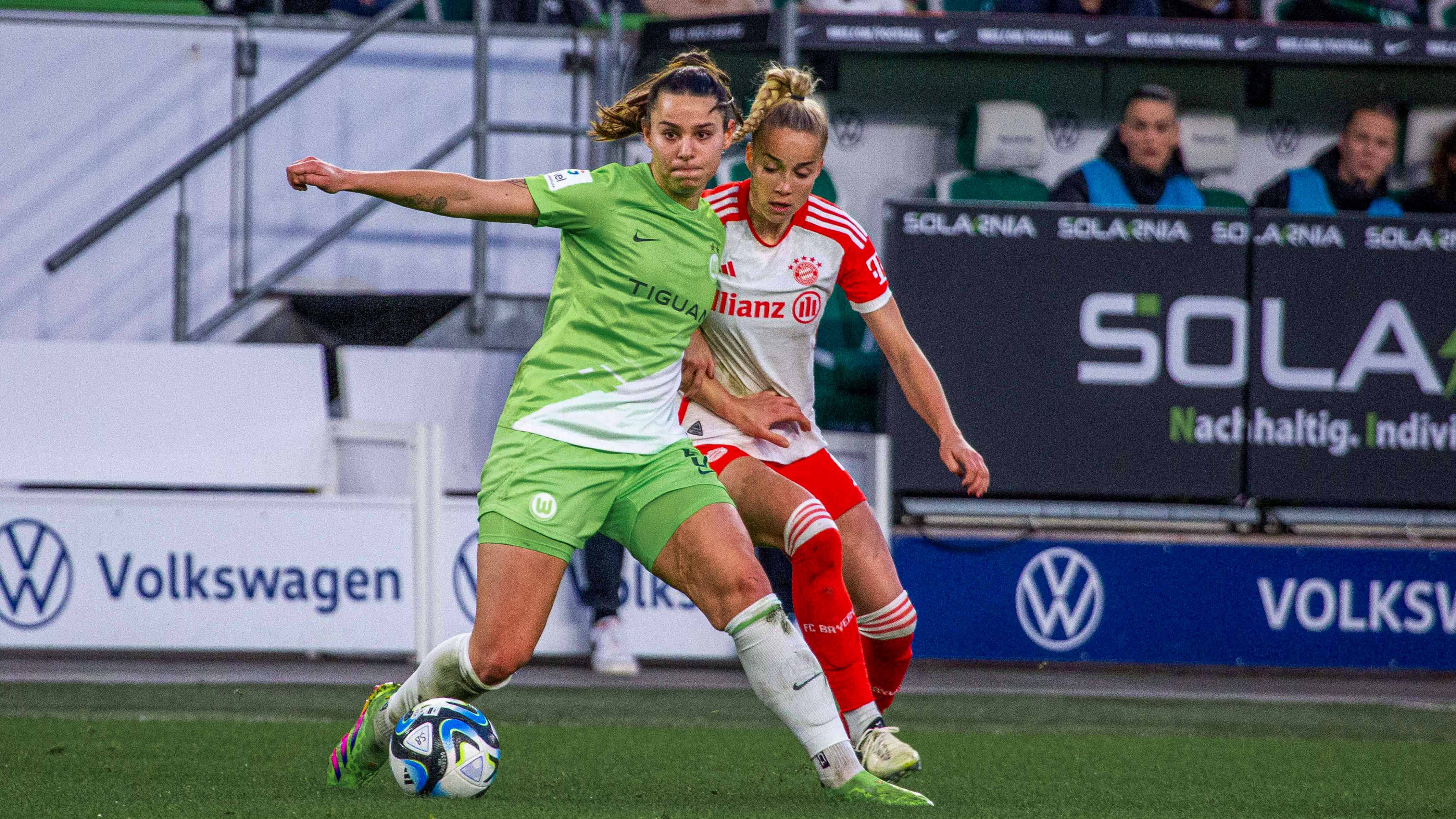 Lena Oberdorf im Zweikampf mit Giulia Gwinn