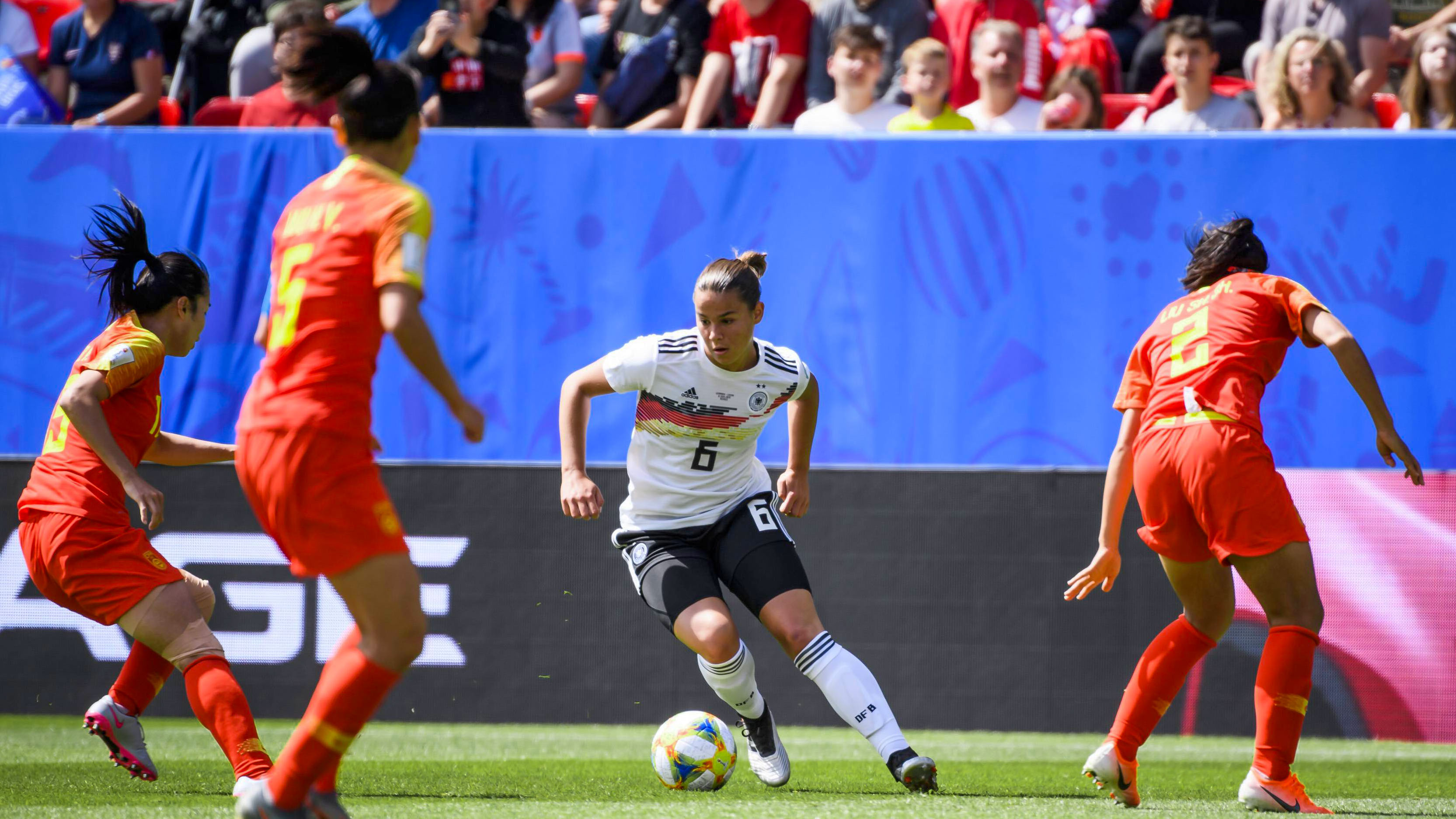 Lena Oberdorf mit 18 Jahren in einem Spiel für die deutsche Nationalmannschaft