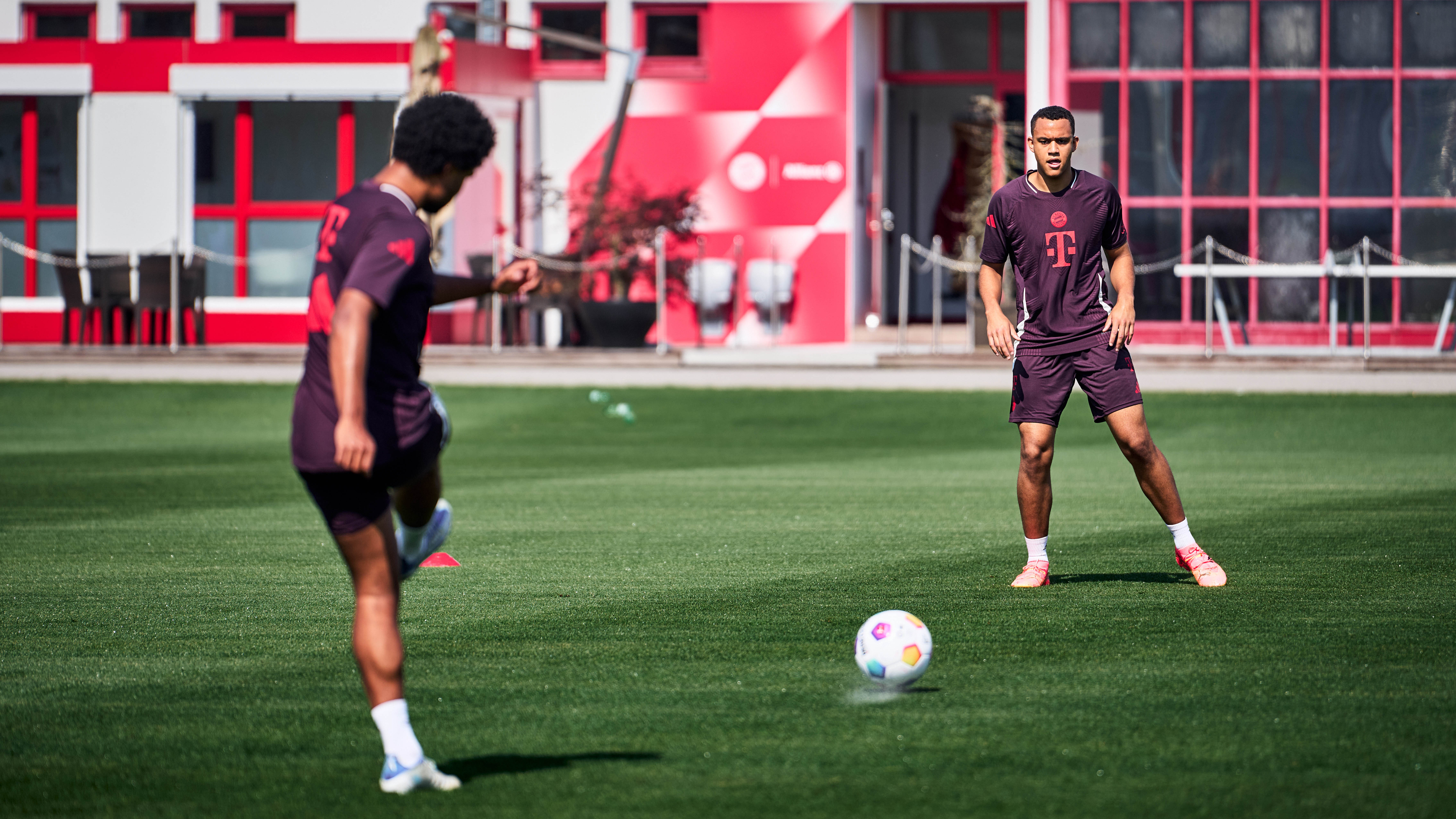 Serge Gnabry und Tarek Buchmann im Training an der Säbener Straße.