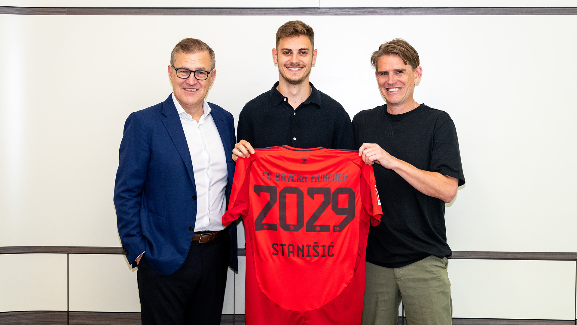 CEO Jan-Christian Dreesen and sporting director Christoph Freund with Josip Stanišić at his contract signing.