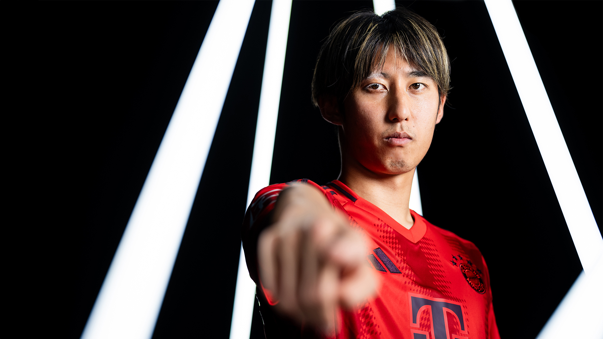 FC Bayern Neuzugang Hiroki Ito zeigt auf die Kamera