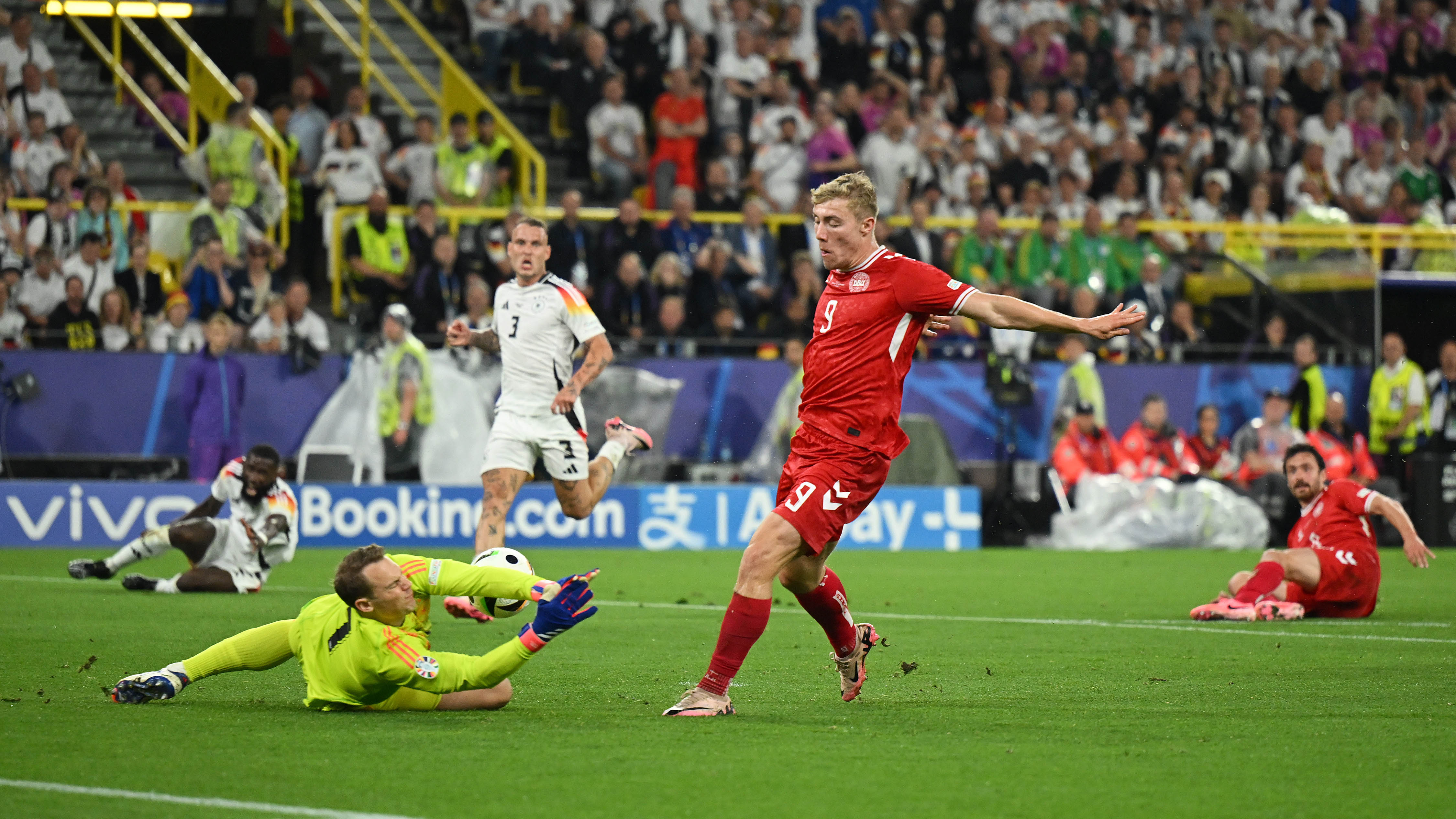 Manuel Neuer brilliantly denies Höjlund shortly before half-time.