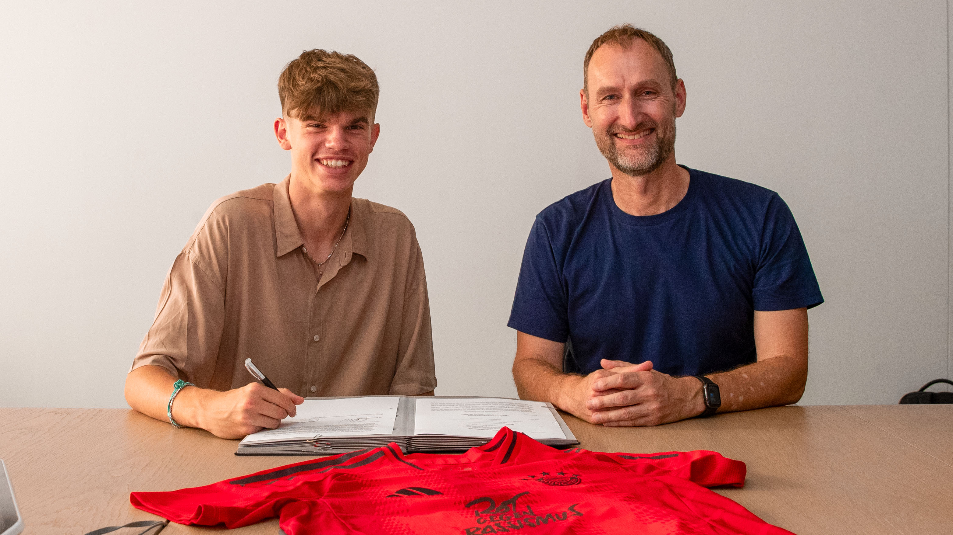 Guido Della Rovere bei der Vertragsunterschrift mit Jochen Sauer.