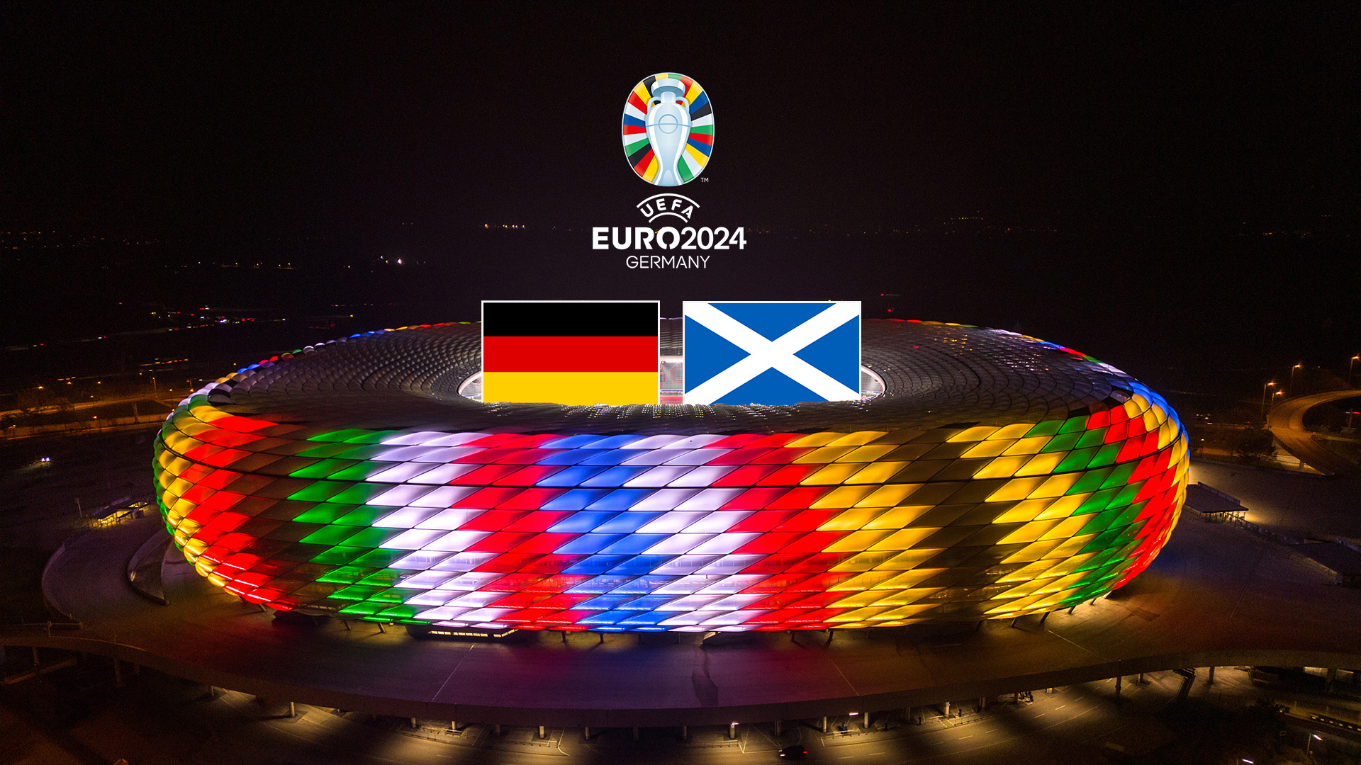 Deutsche und schottische Flagge über der Allianz Arena in Sonderbeleuchtung zur UEFA EURO 2024