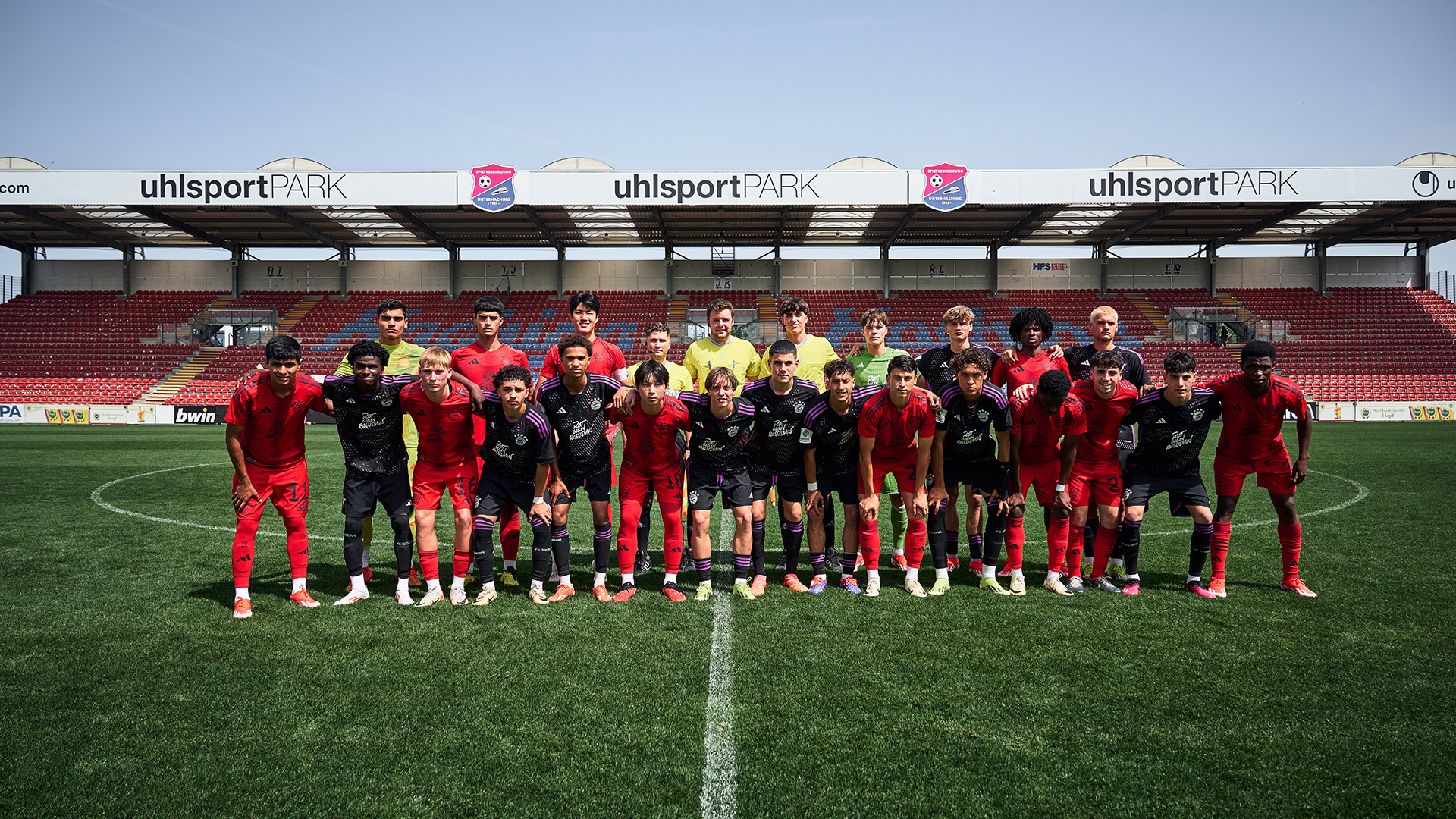 Duelo entre el World Squad (derecha) y el sub-19 del FC Bayern.