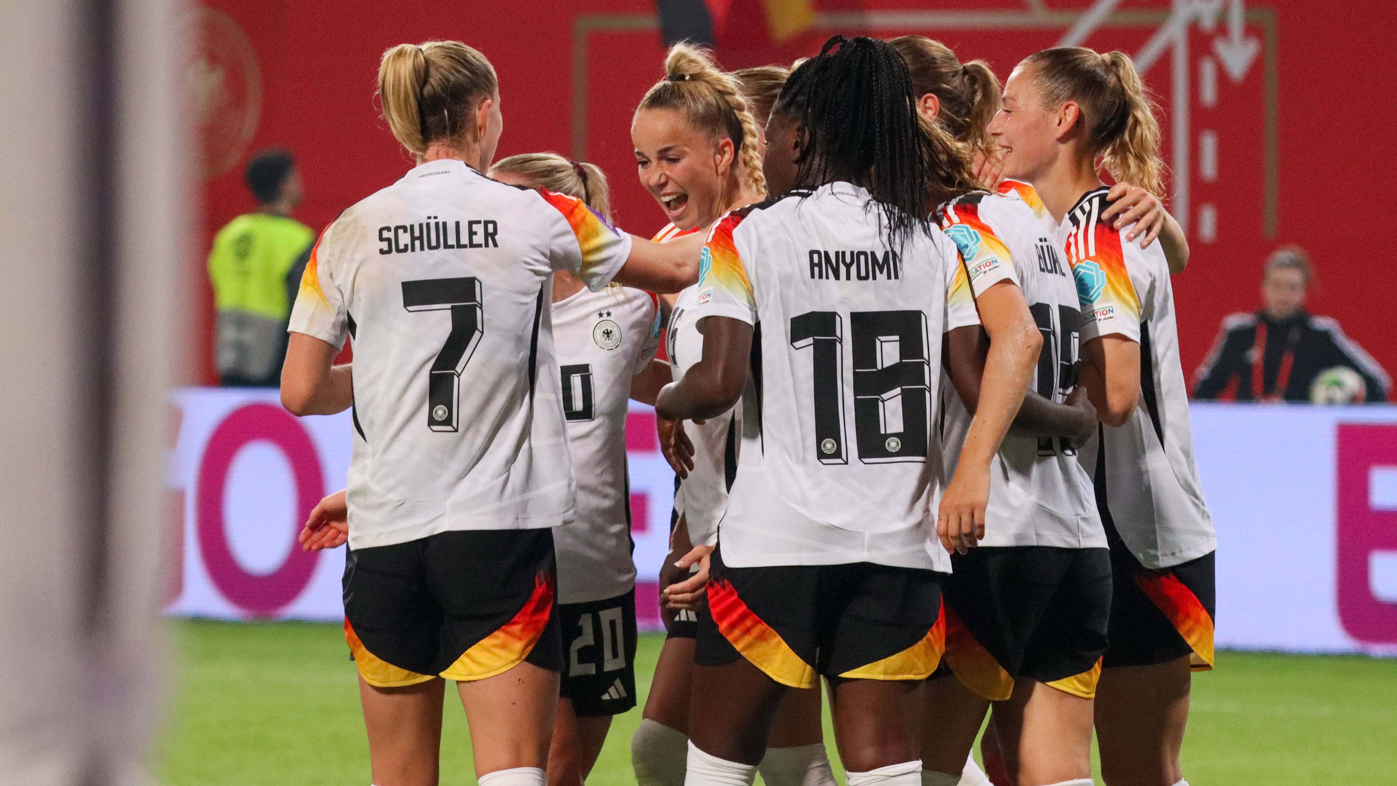 Giulia Gwinn and Lea Schüller celebrating for Germany