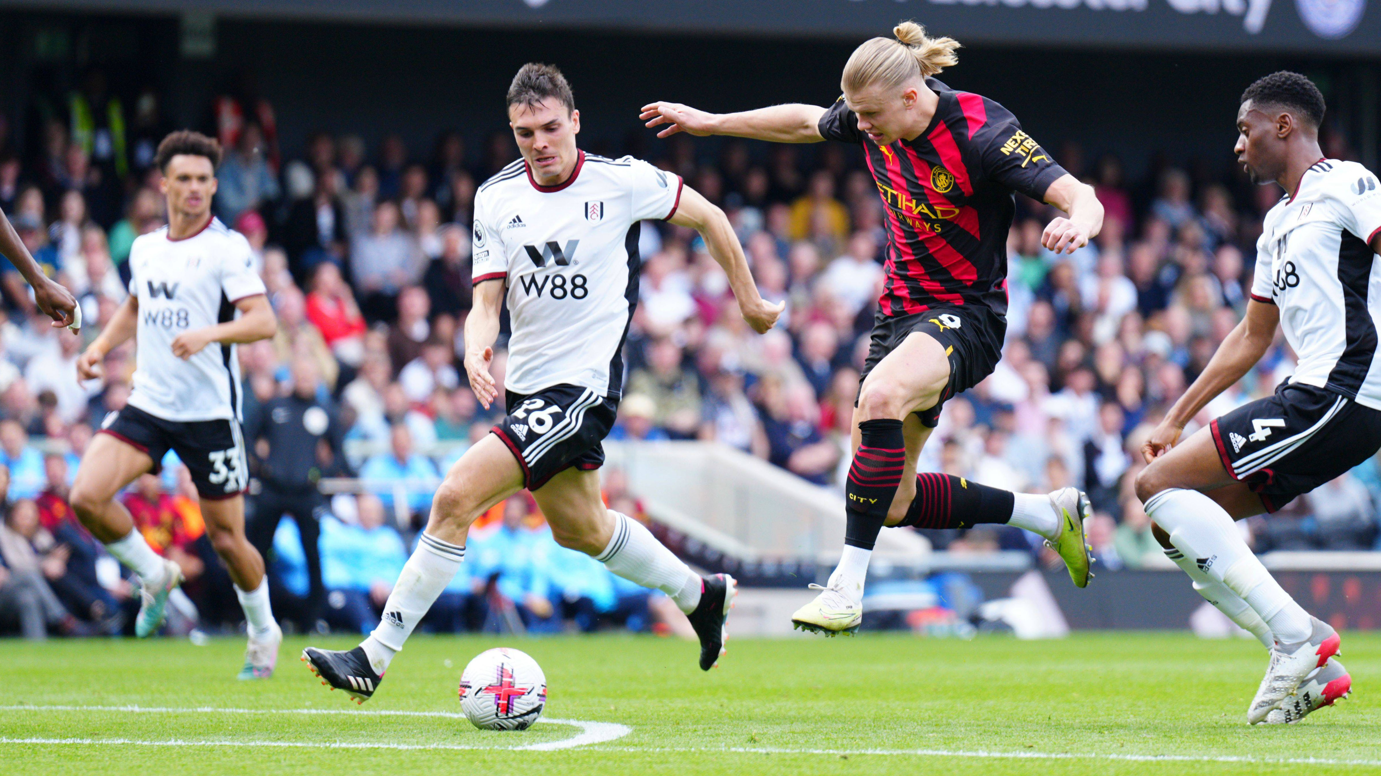 João Palhinha con la camiseta del Fulham FC en un duelo con Erling Haaland, del Manchester City.