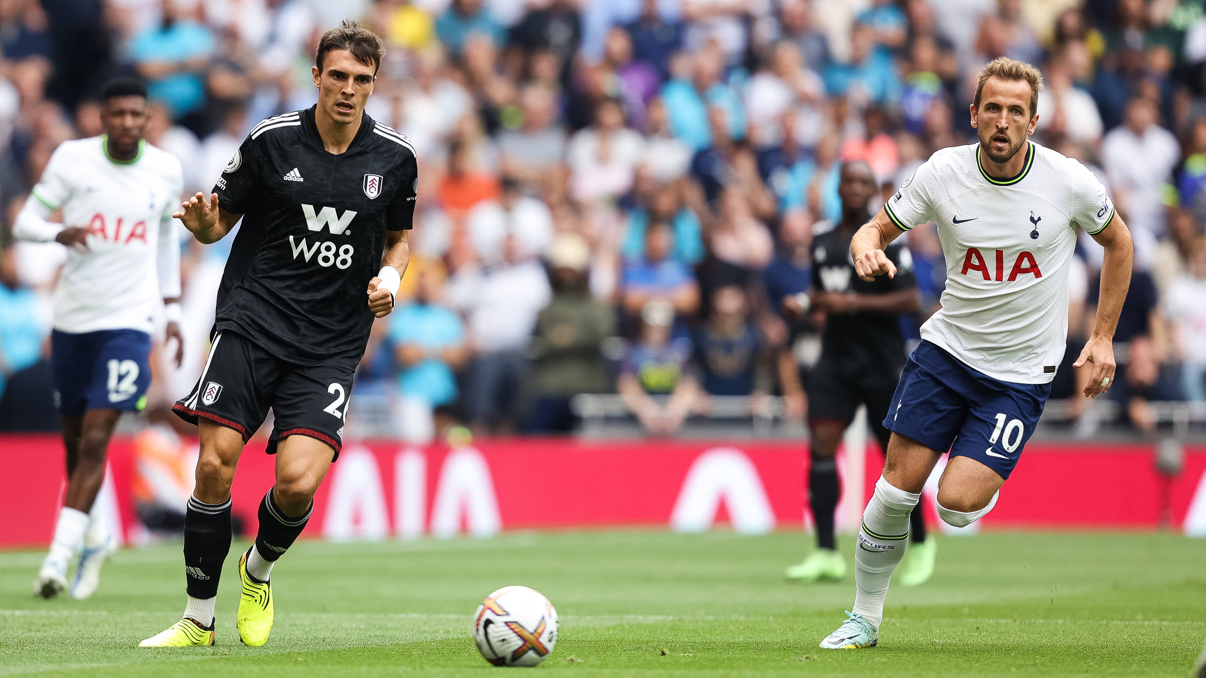 João Palhinha im Zweikampf mit Harry Kane, hier noch im Trikot von Tottenham