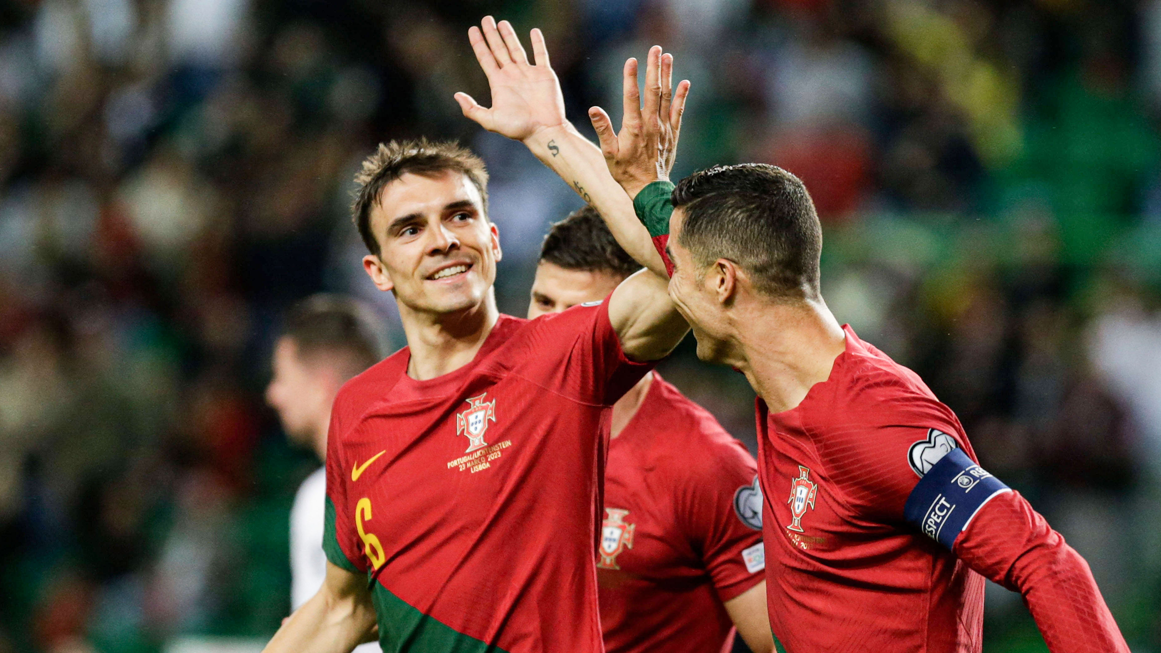 Palhinha freut sich mit Cristiano Ronaldo im Trikot der portugiesischen Nationalmannschaft