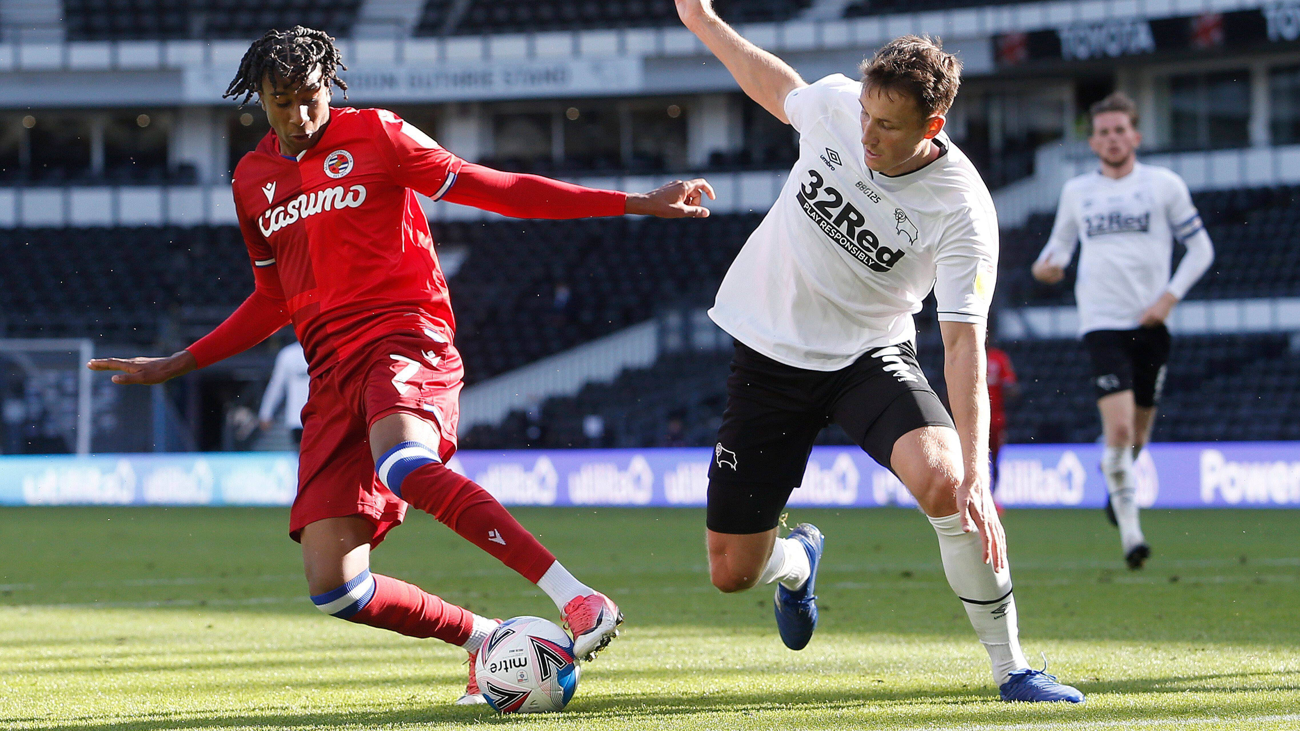 Michael Olise dio sus primeros pasos en el fútbol profesional en el Reading FC: aquí, en un partido contra el Derby County.