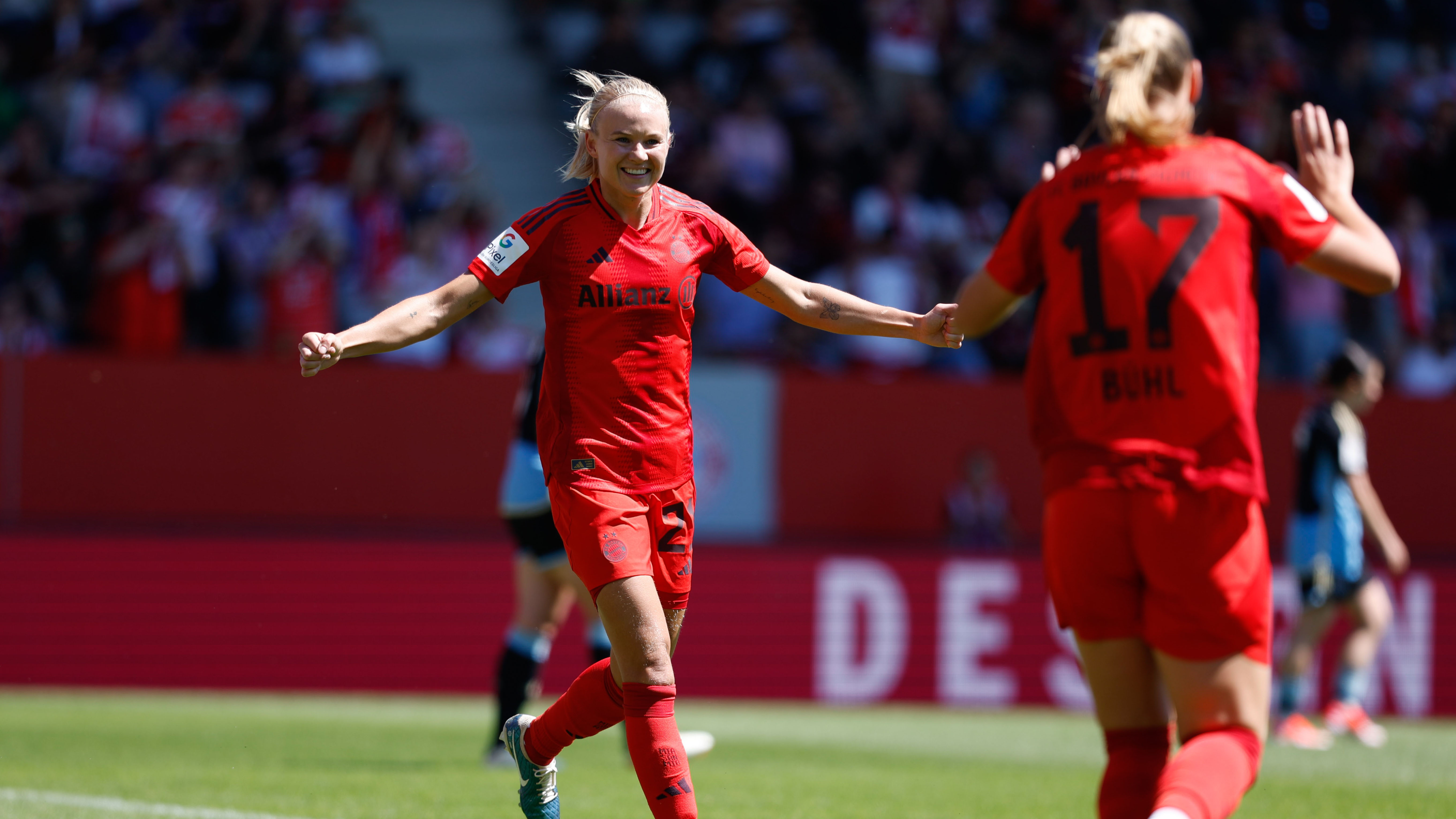 Pernille Harder und Klara Buehl von den FC Bayern Frauen jubeln.