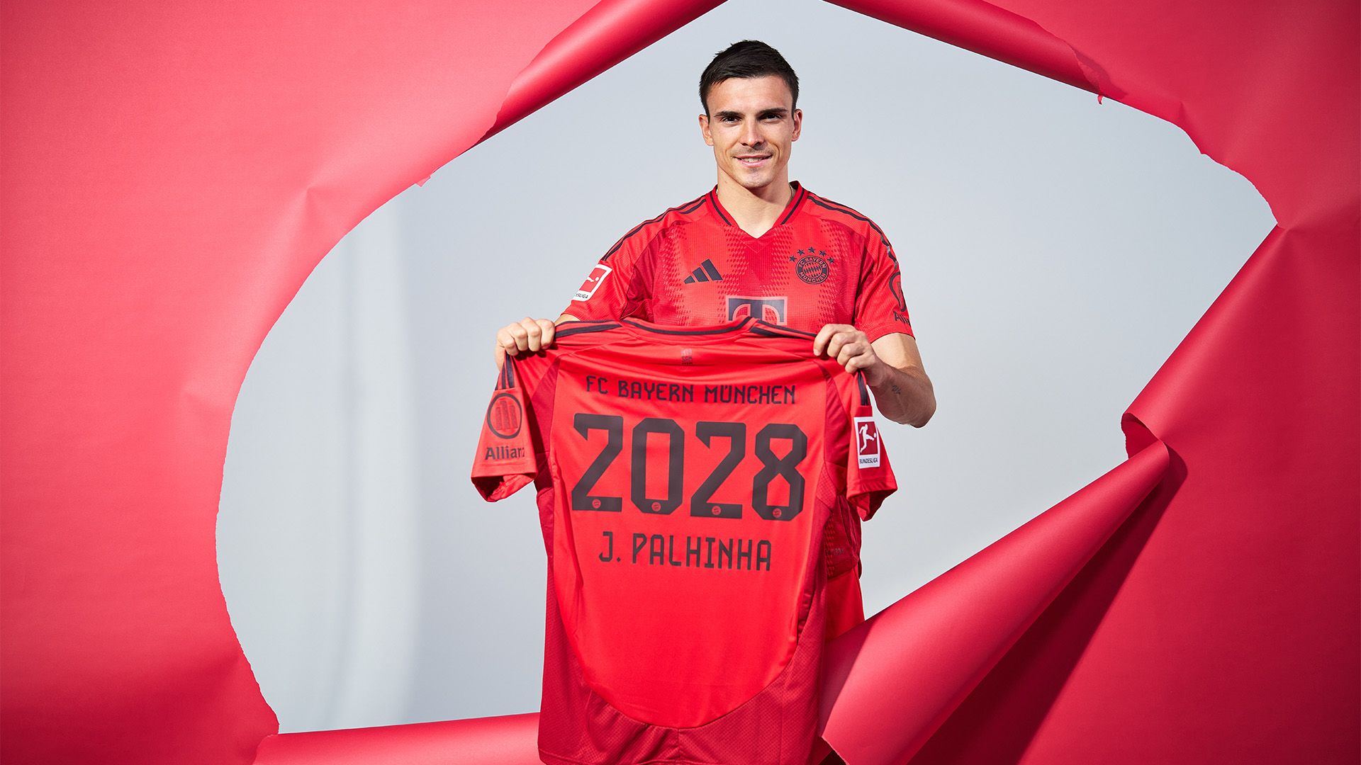 Joao Palhinha hält ein FC Bayern-Trikot mit der Zahl