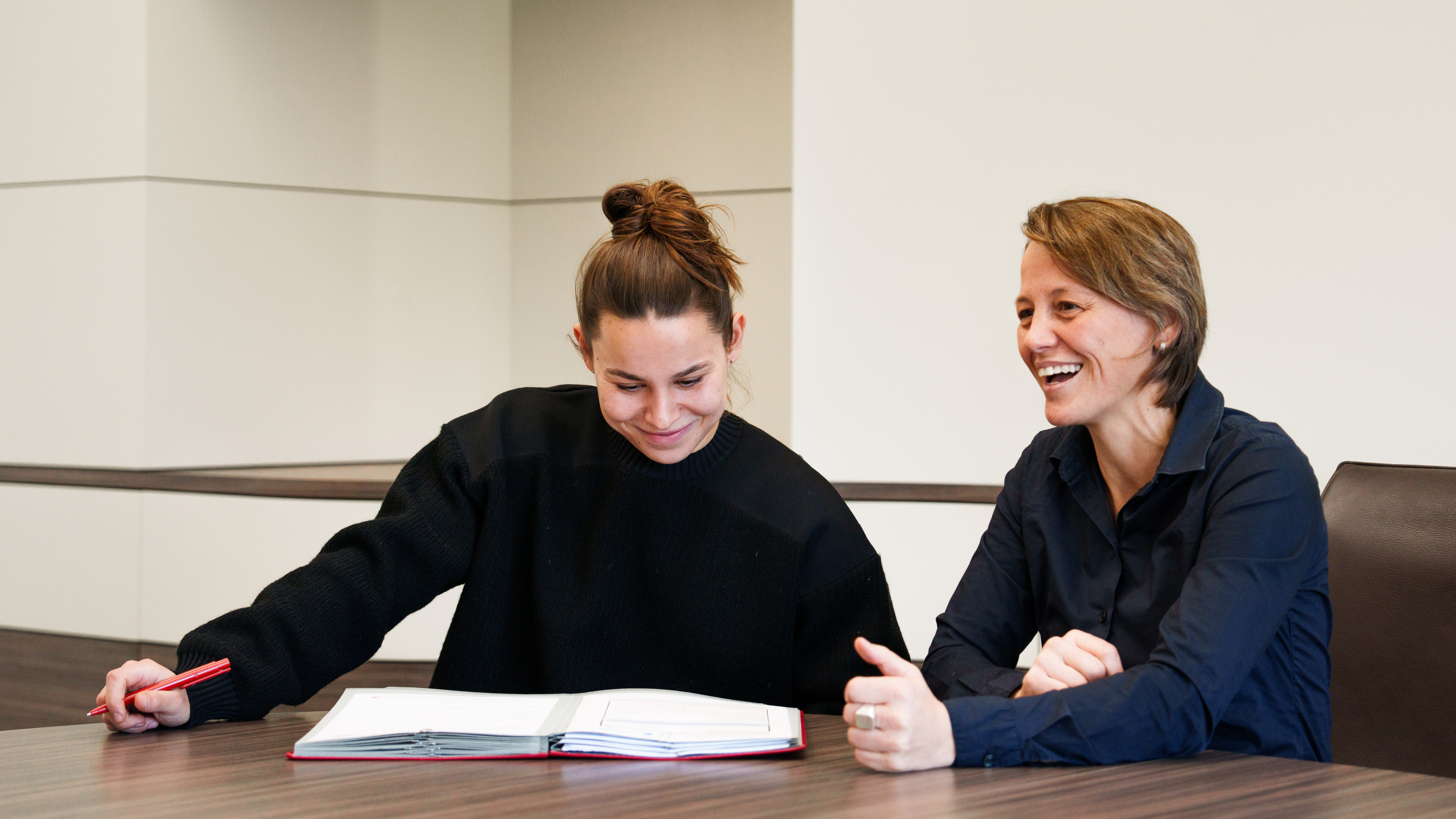 Photos of Lena Oberdorf signing her contract with FC Bayern