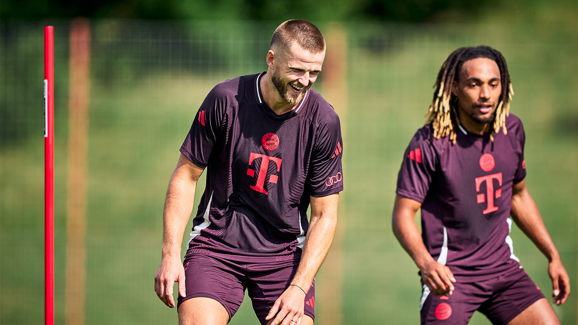 Eric Dier lacht im Training des FC Bayern an der Säbener Straße