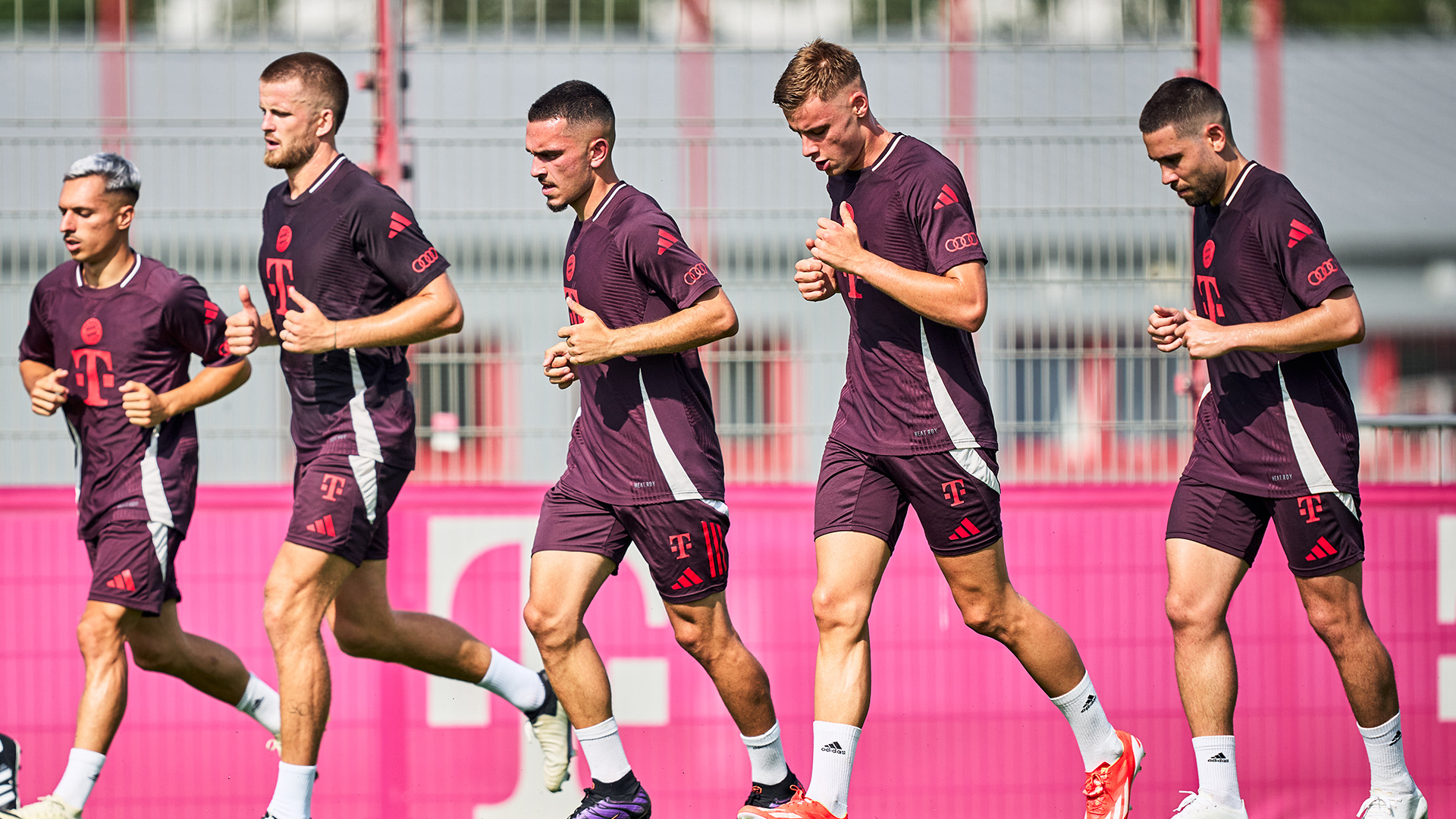 (V.l.) Bryan Zaragoza, Eric Dier, Arijon Ibrahimović und Gabriel Vidović kehrten am Donnerstag in das Training des FC Bayern zurück.