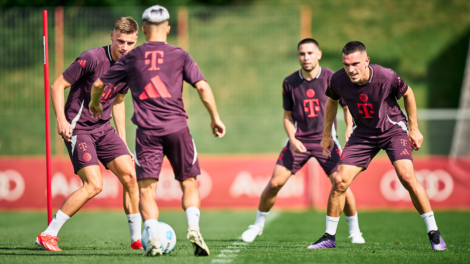 Gabriel Vidovic, Bryan Zaragoza, Raphael Guerreiro and Arijon Ibrahimovic at FC Bayern training