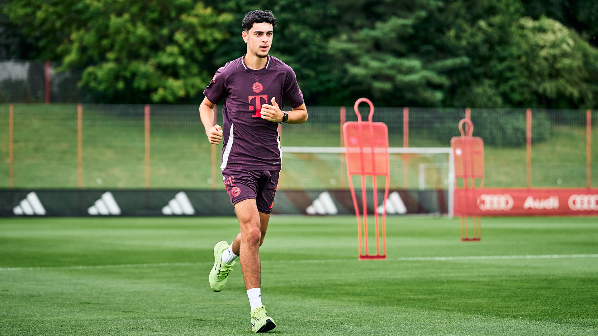 Aleksandar Pavlovic ist am Freitag ins Lauftraining eingestiegen nach einer Mandelentzündung