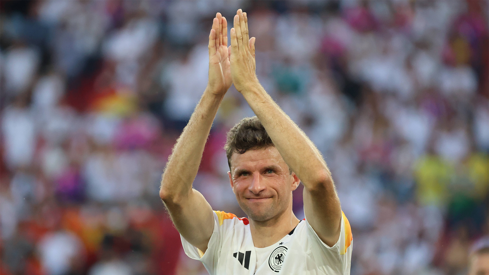 Thomas Müller winkt im Trikot der deutschen Nationalmannschaft nach dem EM-Aus gegen Spanien zum Abschied