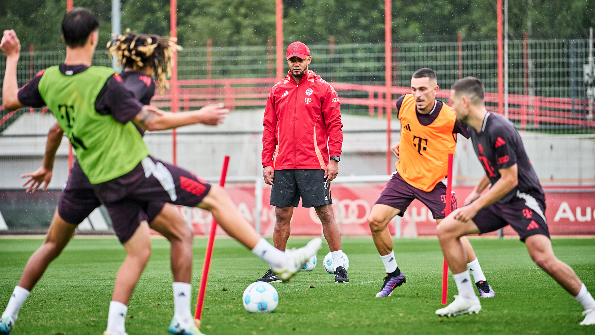 Vincent Kompany observa el entrenamiento de los futbolistas del FC Bayern