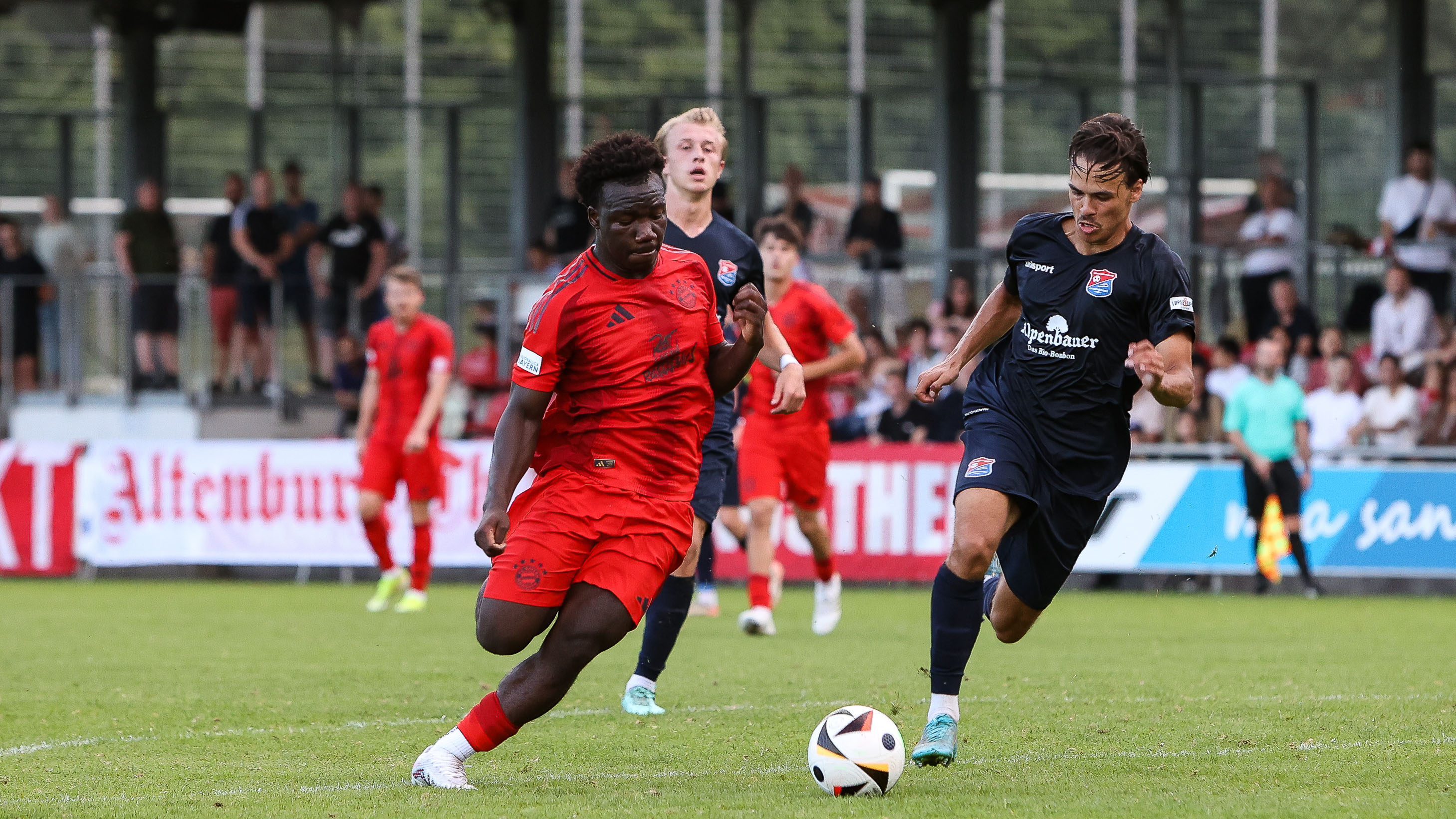 Nestory Irankunda im Spiel gegen die SpVgg Unterhaching.