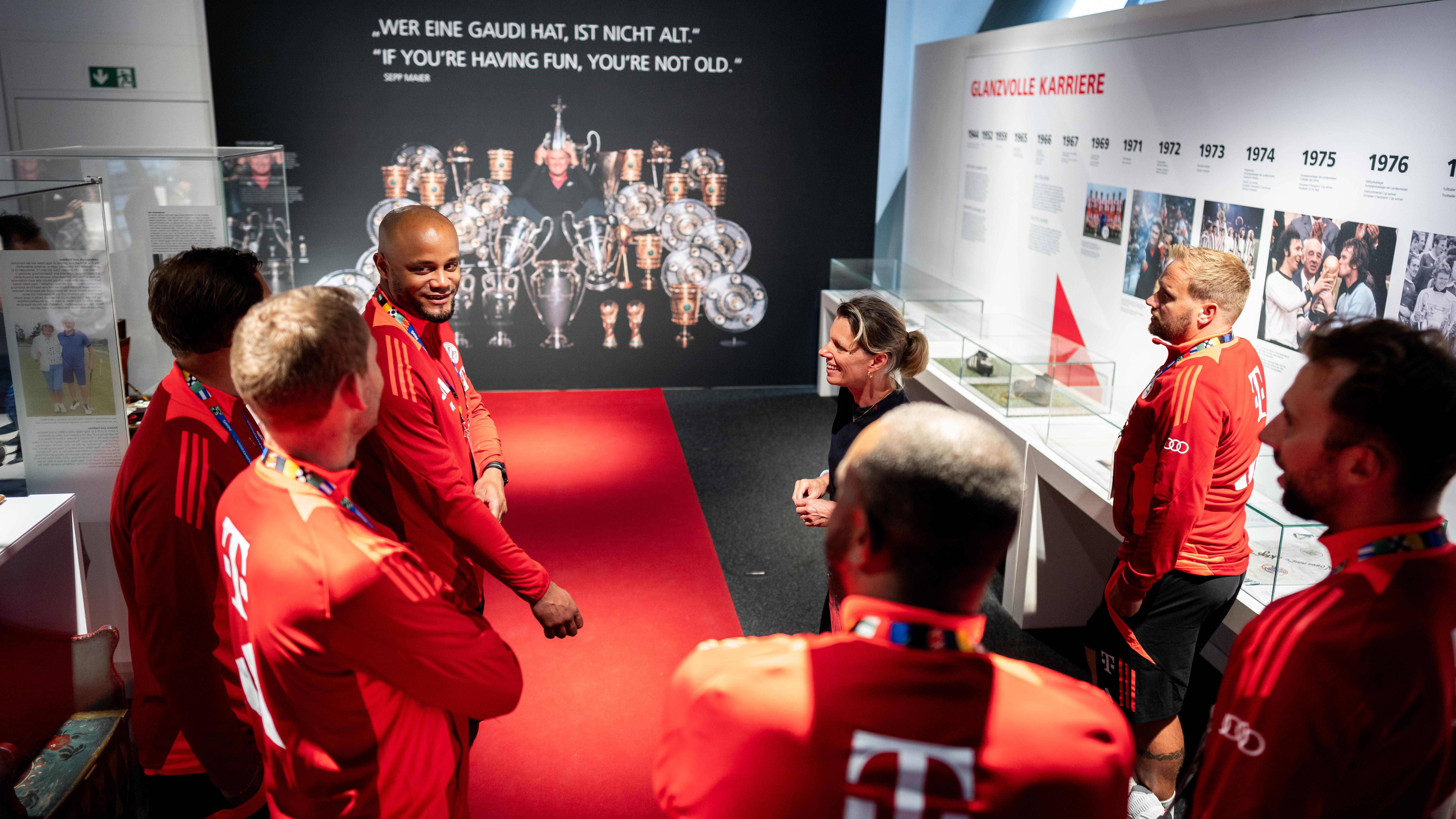 Coach Vincent Kompany and his assistants in the FC Bayern Museum