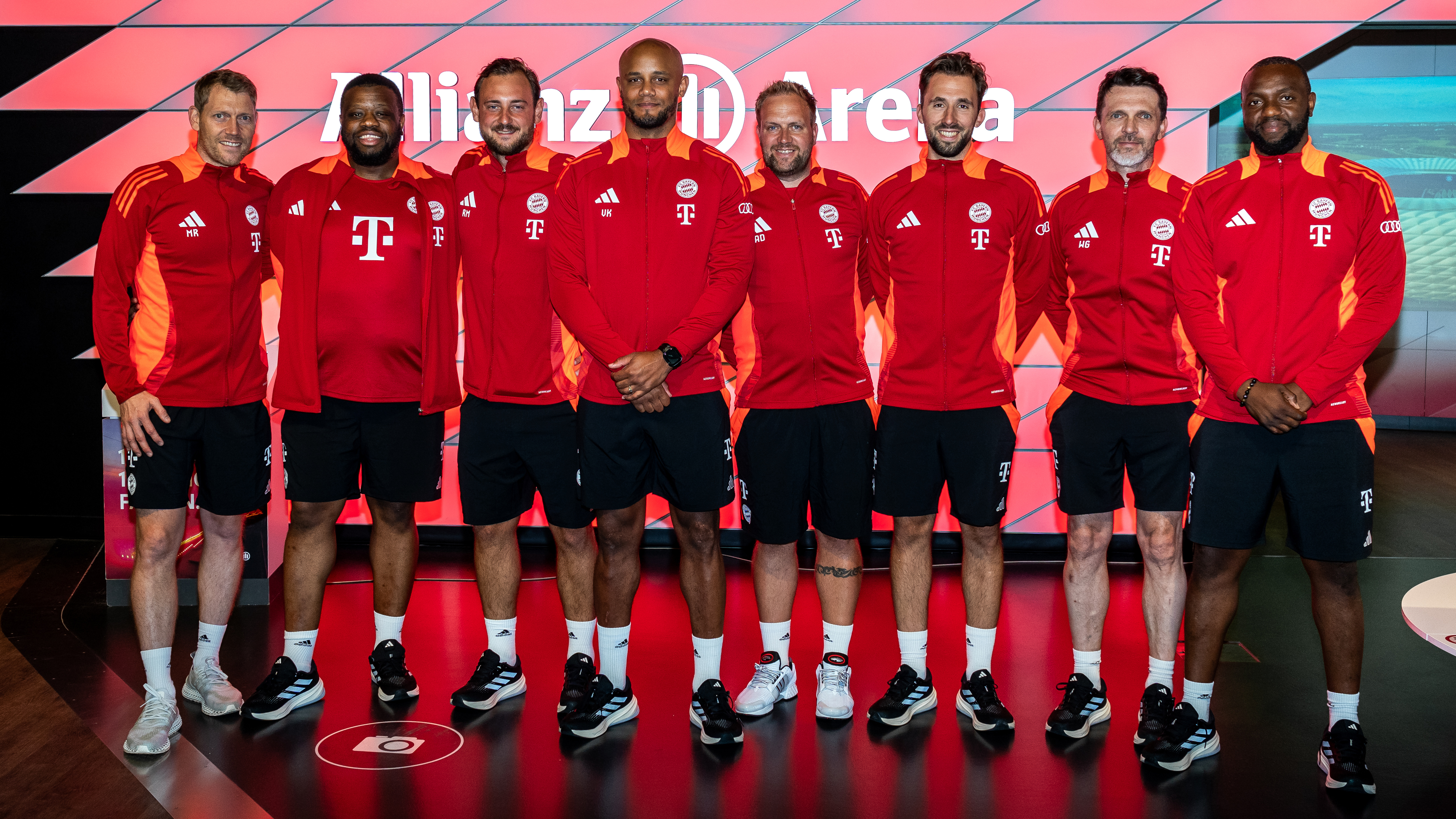 Coach Vincent Kompany and his assistants in the FC Bayern Museum