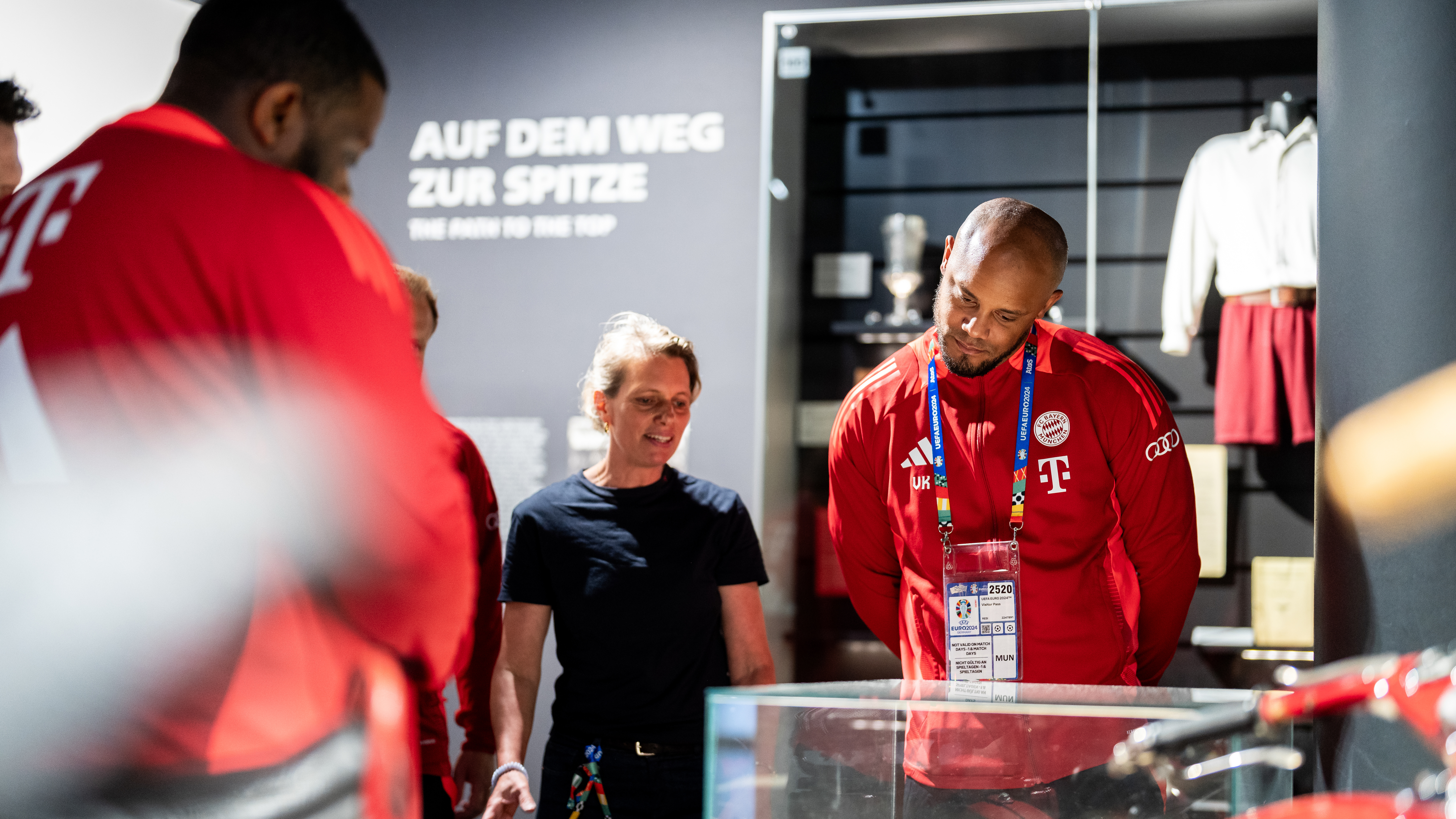 Coach Vincent Kompany and his assistants in the FC Bayern Museum