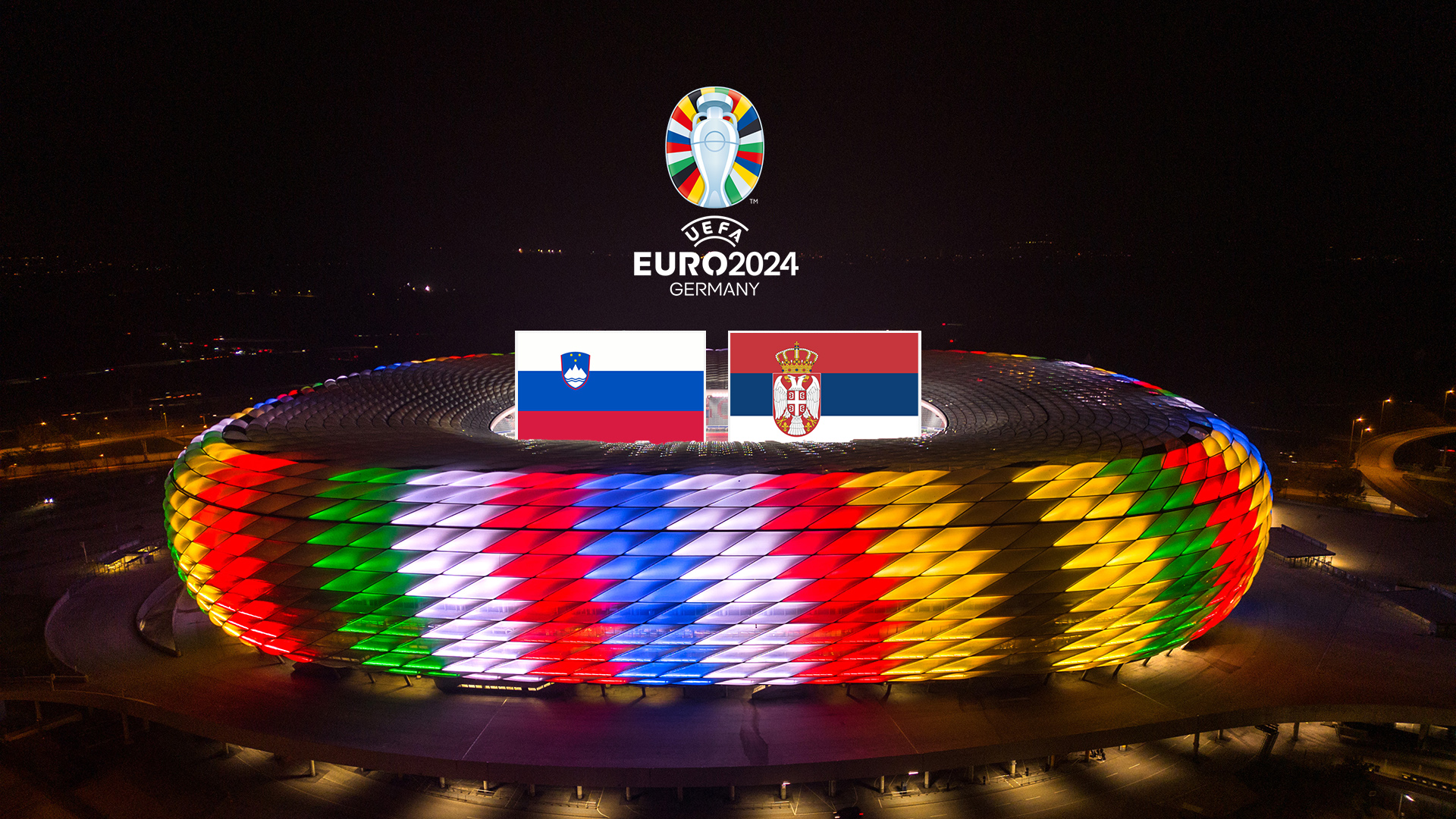 Slowenische und serbische Flagge über der Allianz Arena in Sonderbeleuchtung zur UEFA EURO 2024