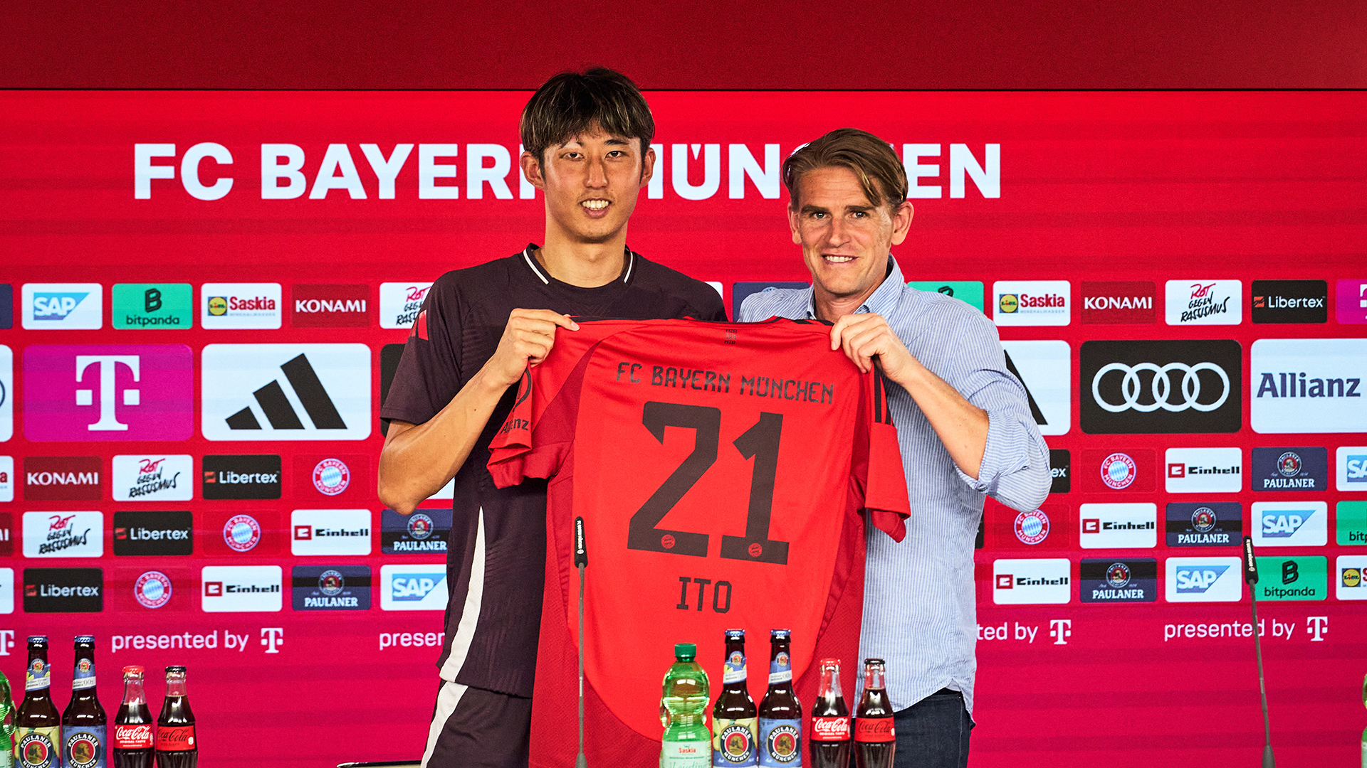 Hiroki Ito at his Bayern unveiling with Christoph Freund