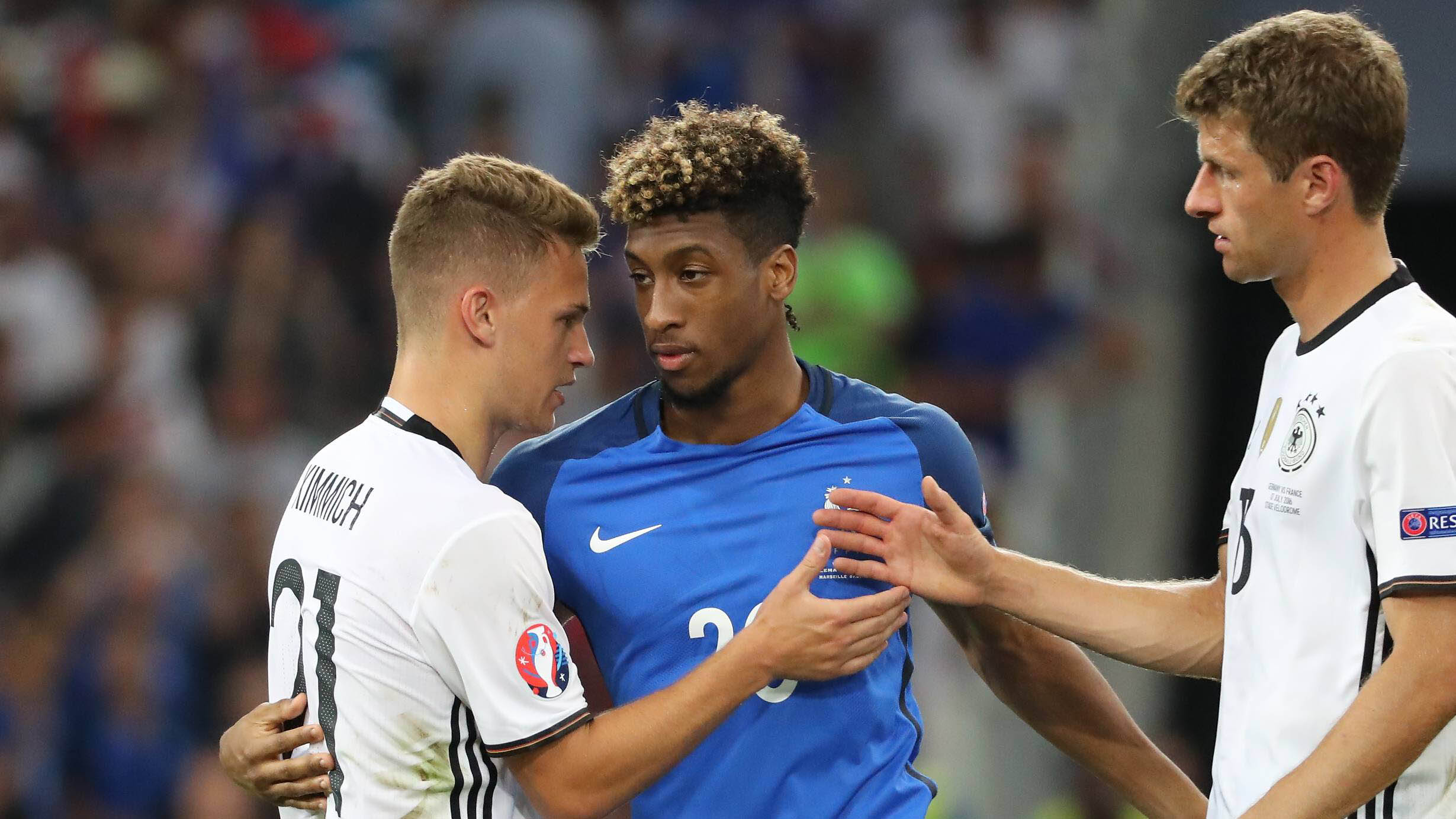 Joshua Kimmich umarmt Kingsley Coman bei der EURO 2016.