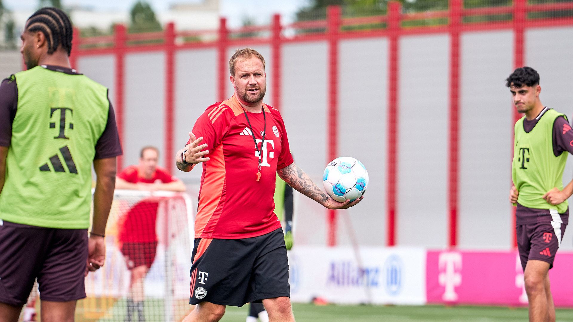 Co-Trainer Aaron Danks gibt im Training des FC Bayern Anweisungen.