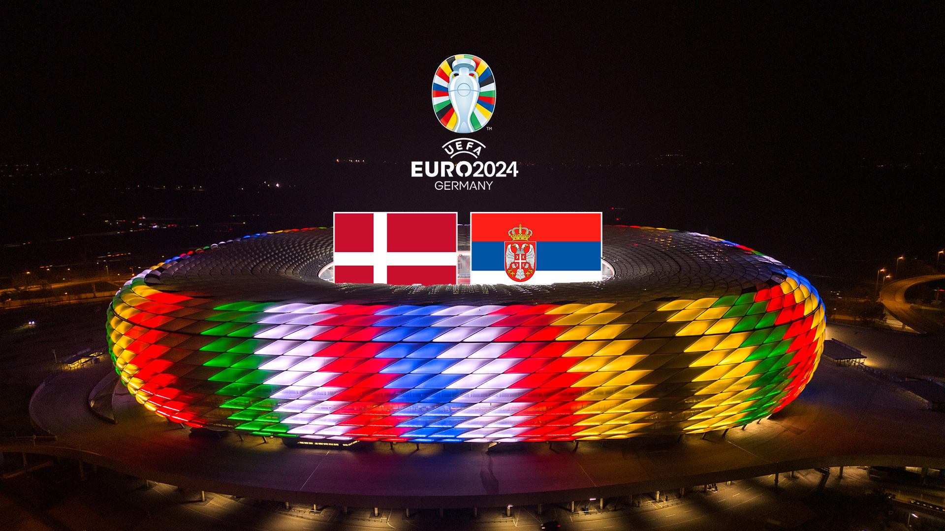 Dänische und serbische Flagge über der Allianz Arena in Sonderbeleuchtung zur UEFA EURO 2024