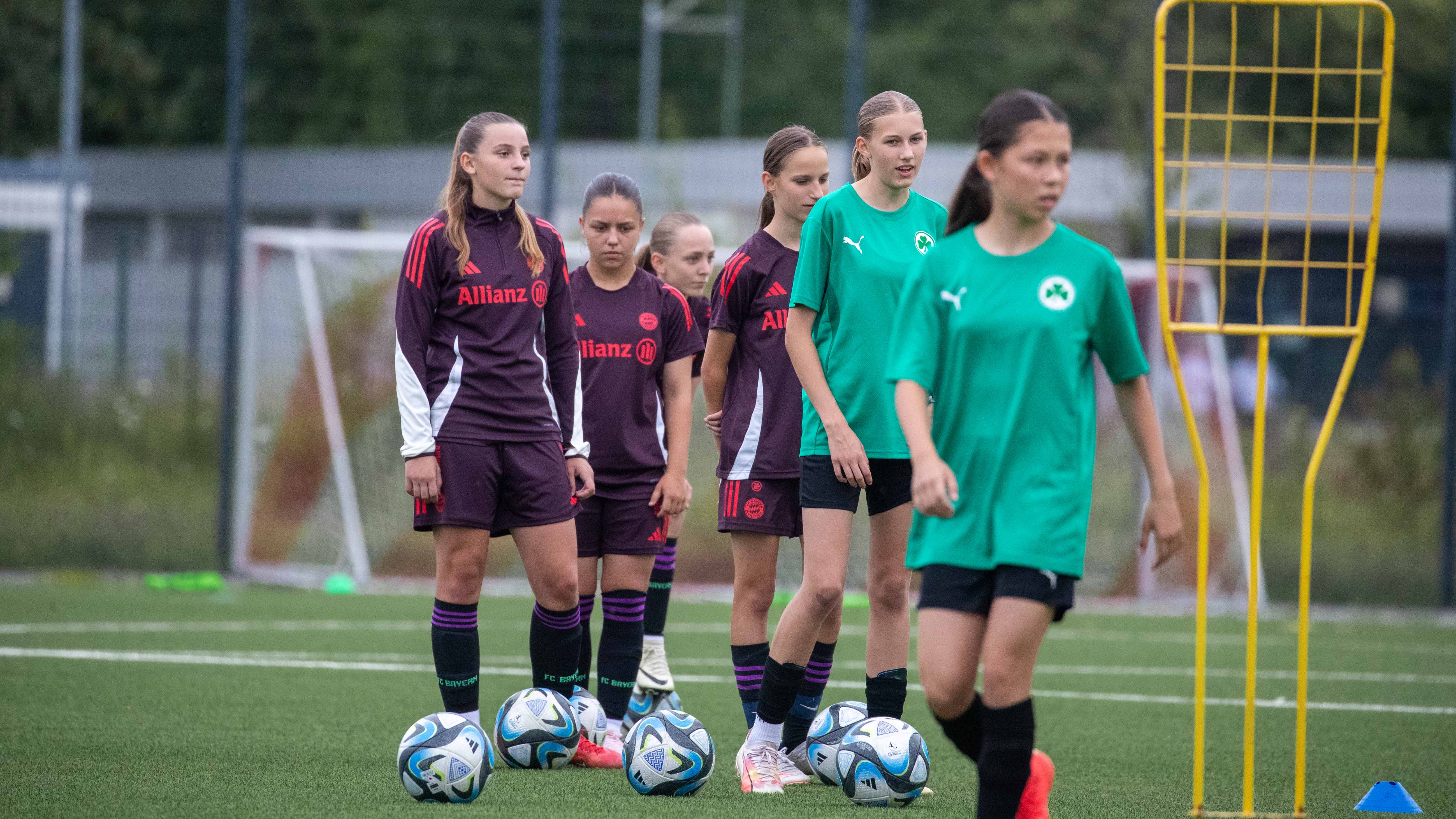 Training der U15 der FC Bayern Frauen mit Spielerinnen der SpVgg Greuther Fürth.