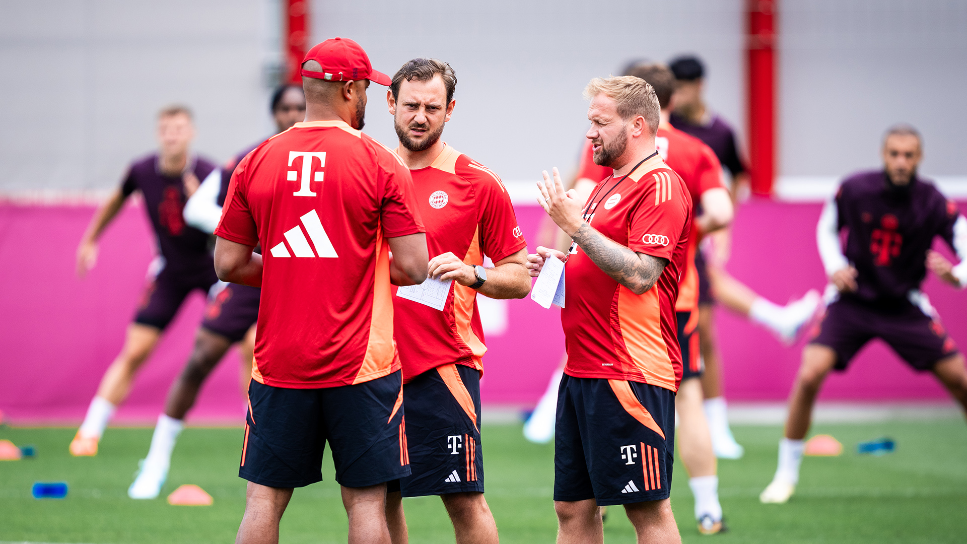 Rene Maric Vincent Kompany und Aaron Danks im Training des FC Bayern