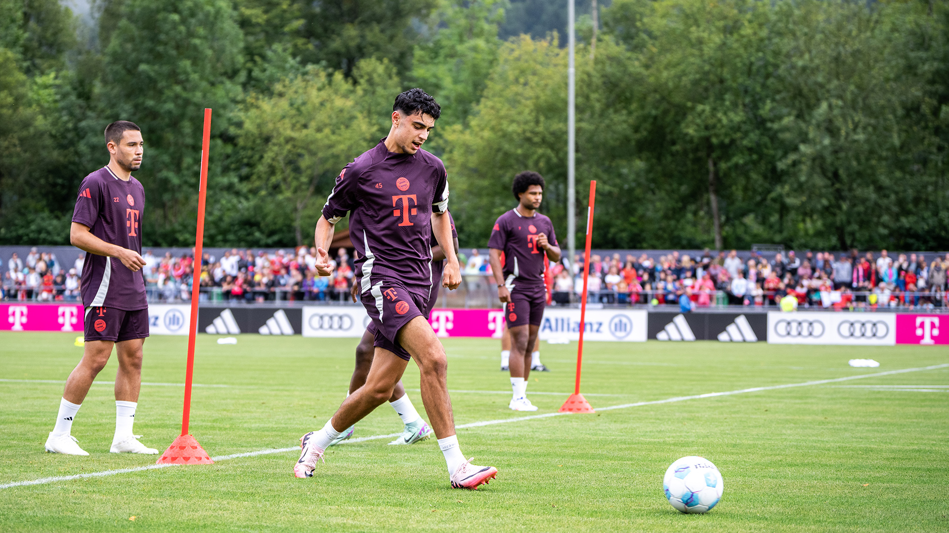 Aleksandar Pavlovic im öffentlichen Training des FC Bayern am Tegernsee