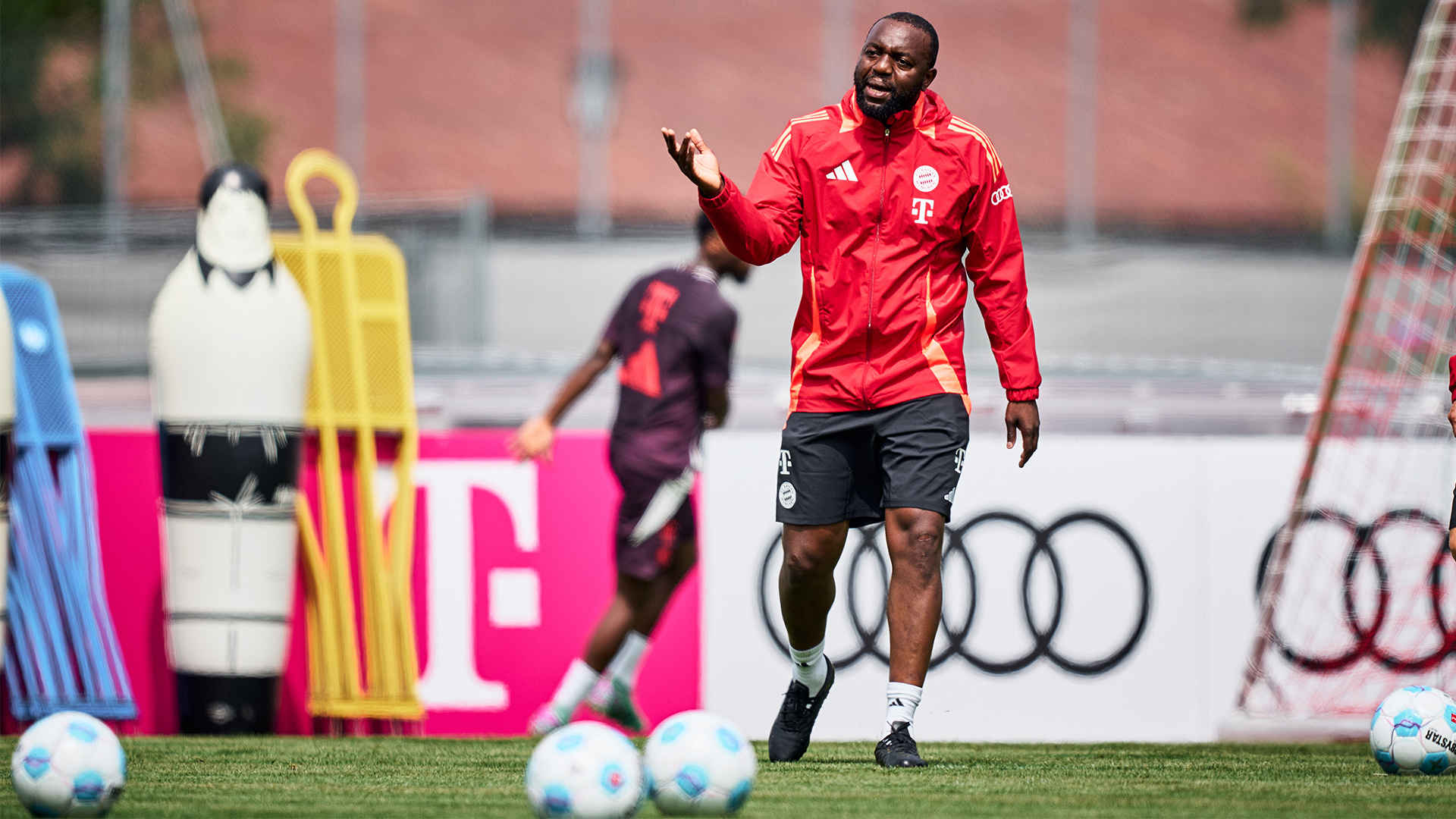 Floribert N'Galula gibt im Training des FC Bayern Anweisungen.