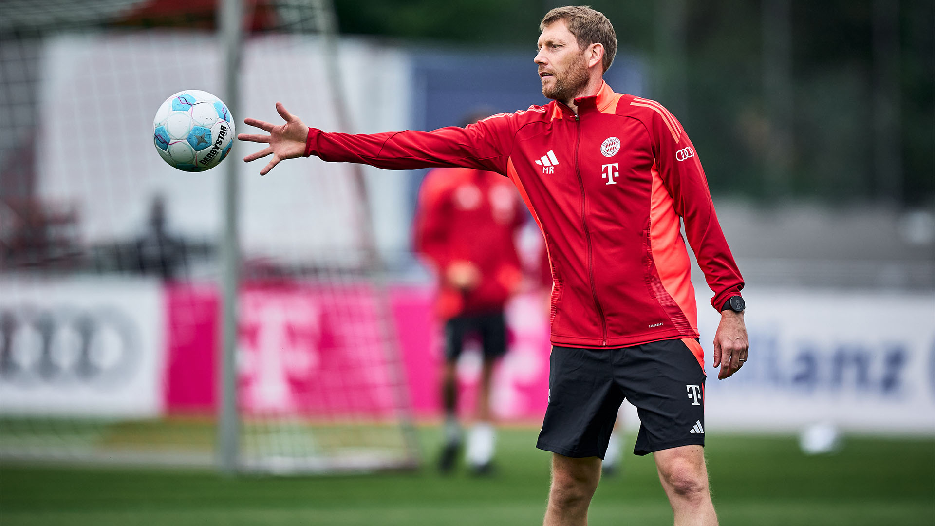 Torwarttrainer Michael Rechner fängt im Training des FC Bayern einen Ball