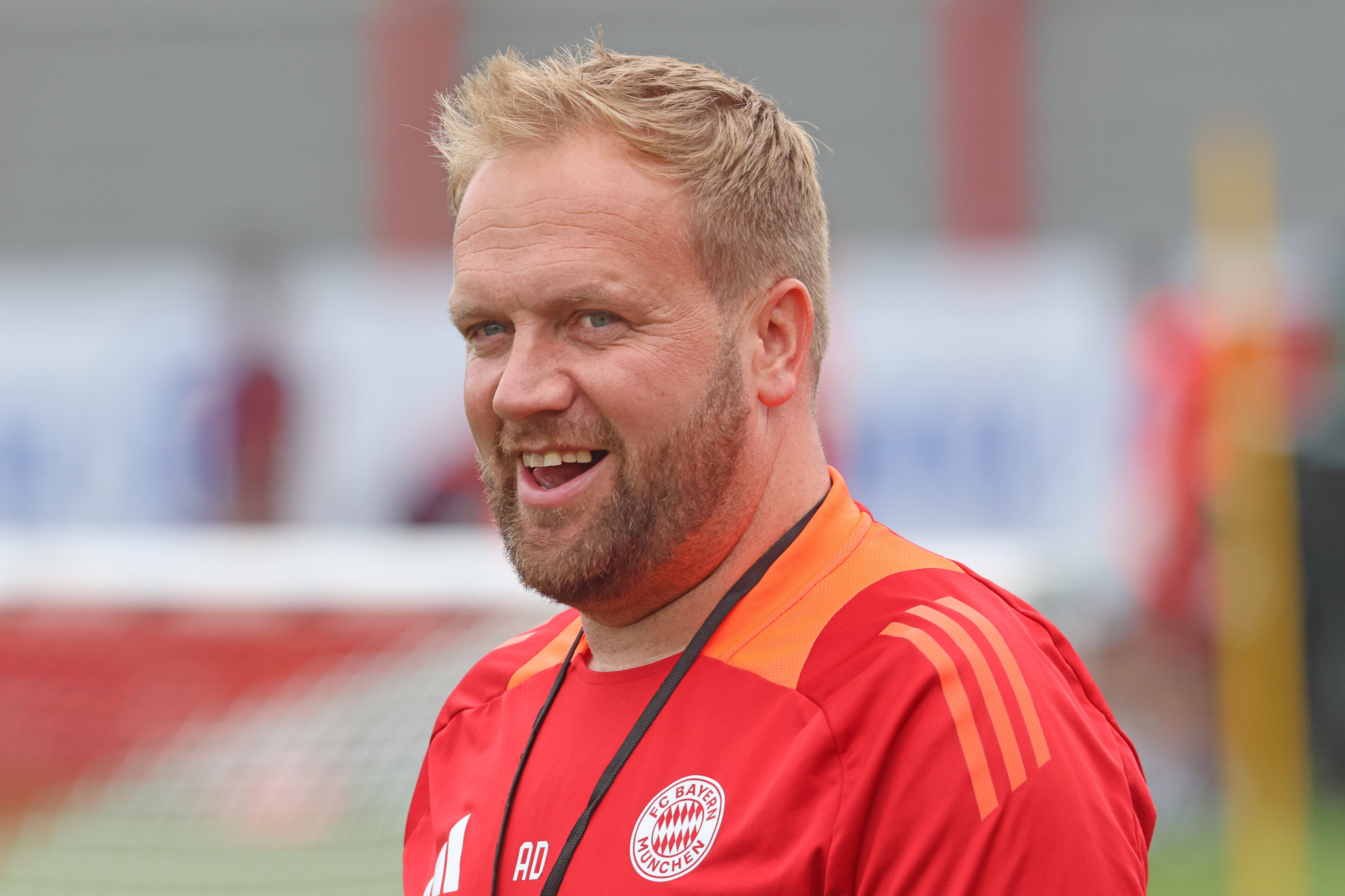 Co-Trainer Aaron Danks lacht im Training des FC Bayern