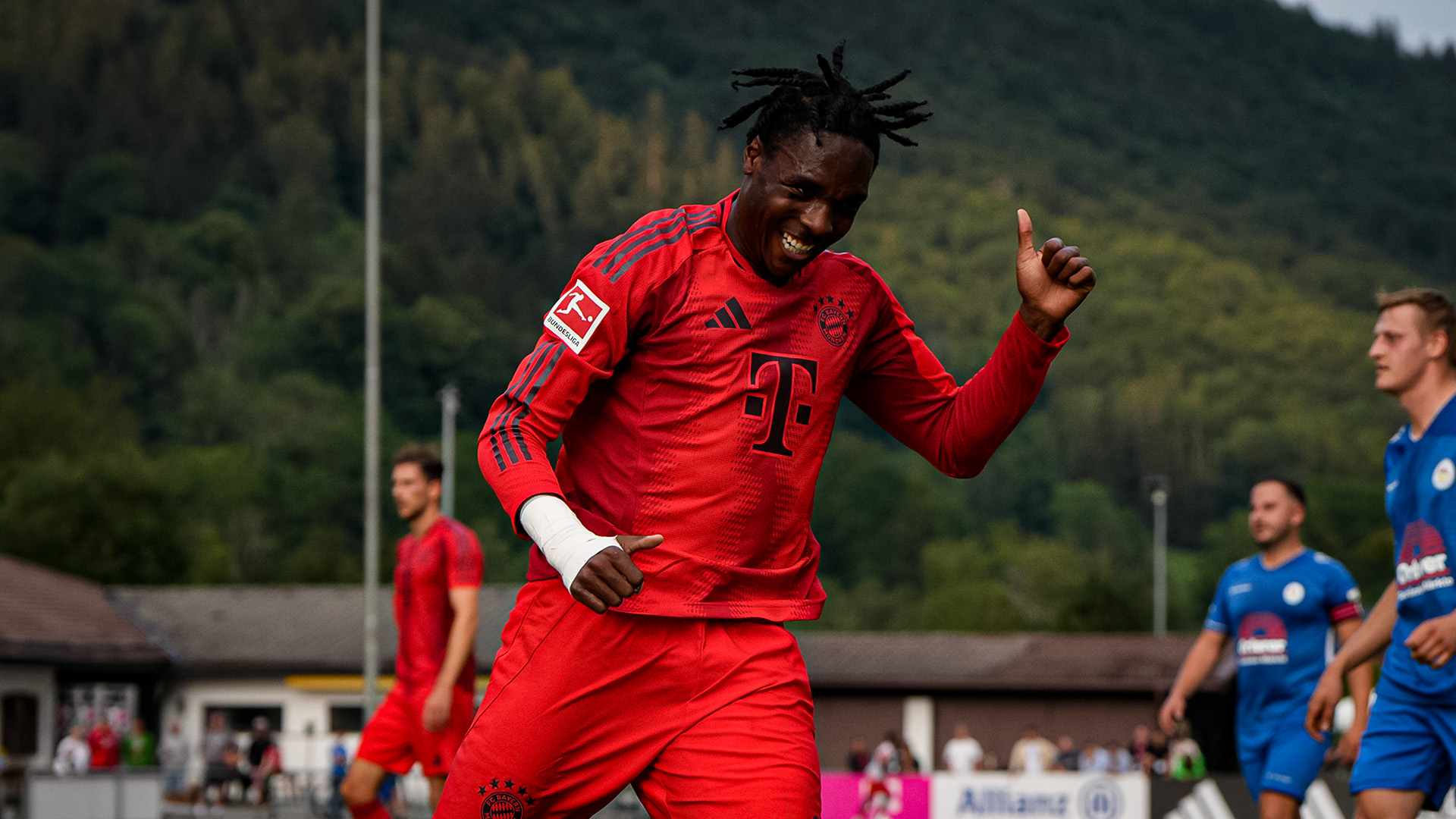 Mathys Tel marcó tres goles en el partido amistoso disputado en Rottach-Egern.